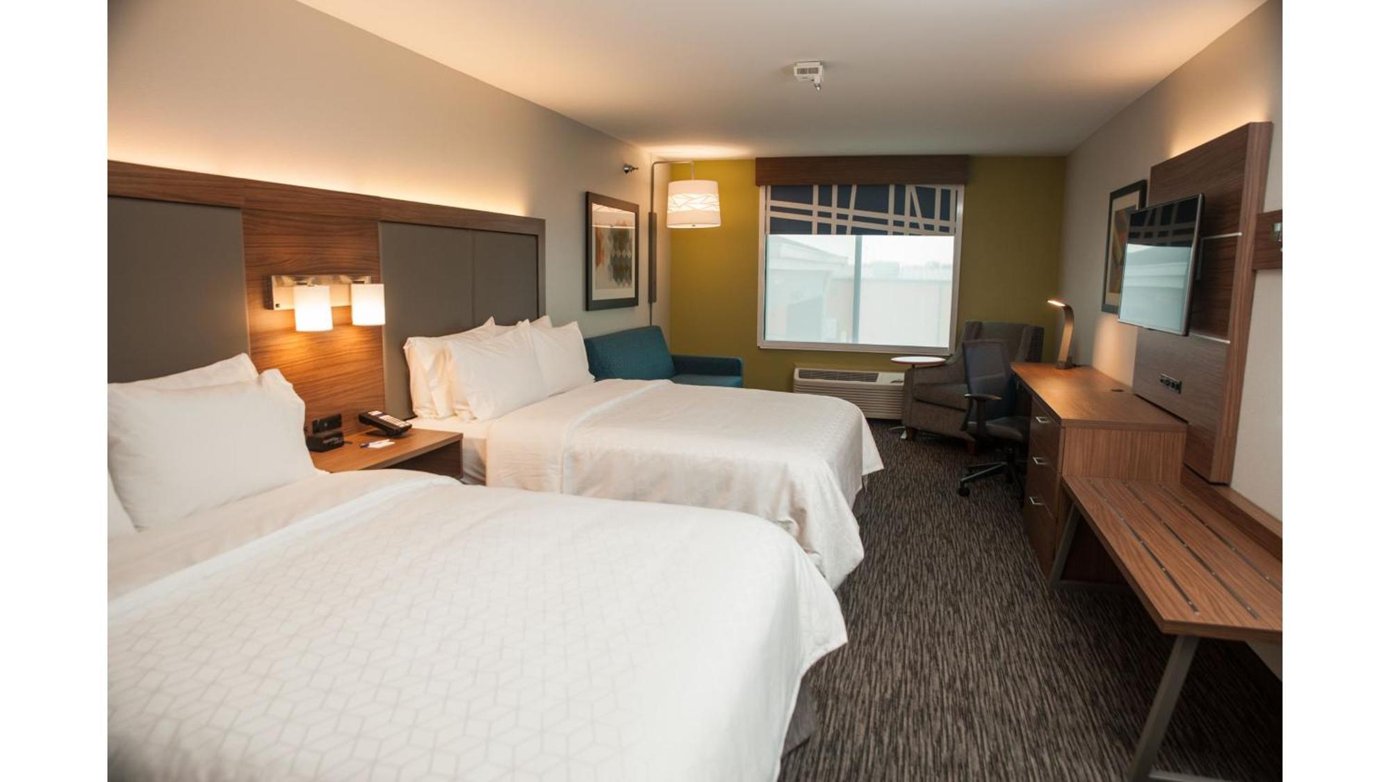 Queen Room with Two Queen Beds - Hearing Accessible