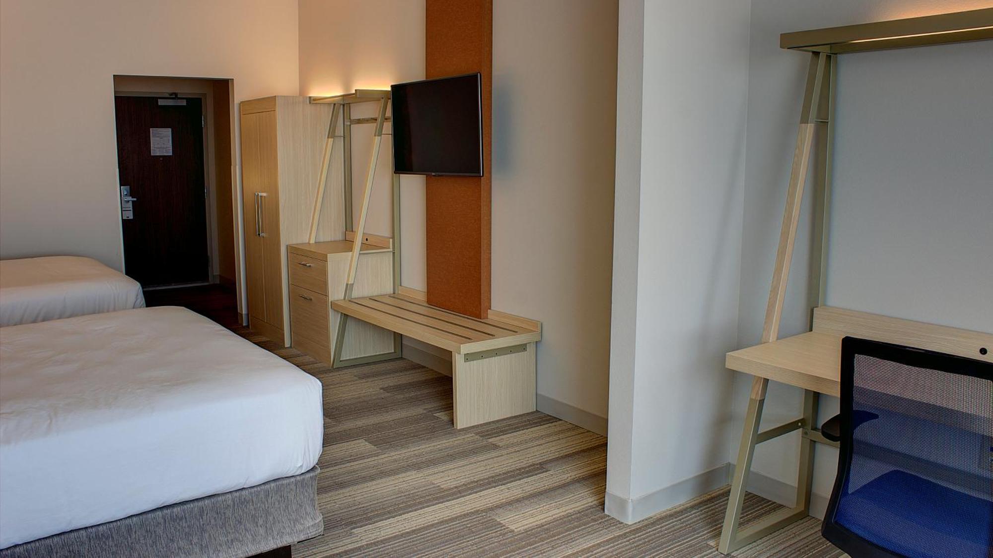 Standard Queen Room with Two Queen Beds - Extra Floor Space