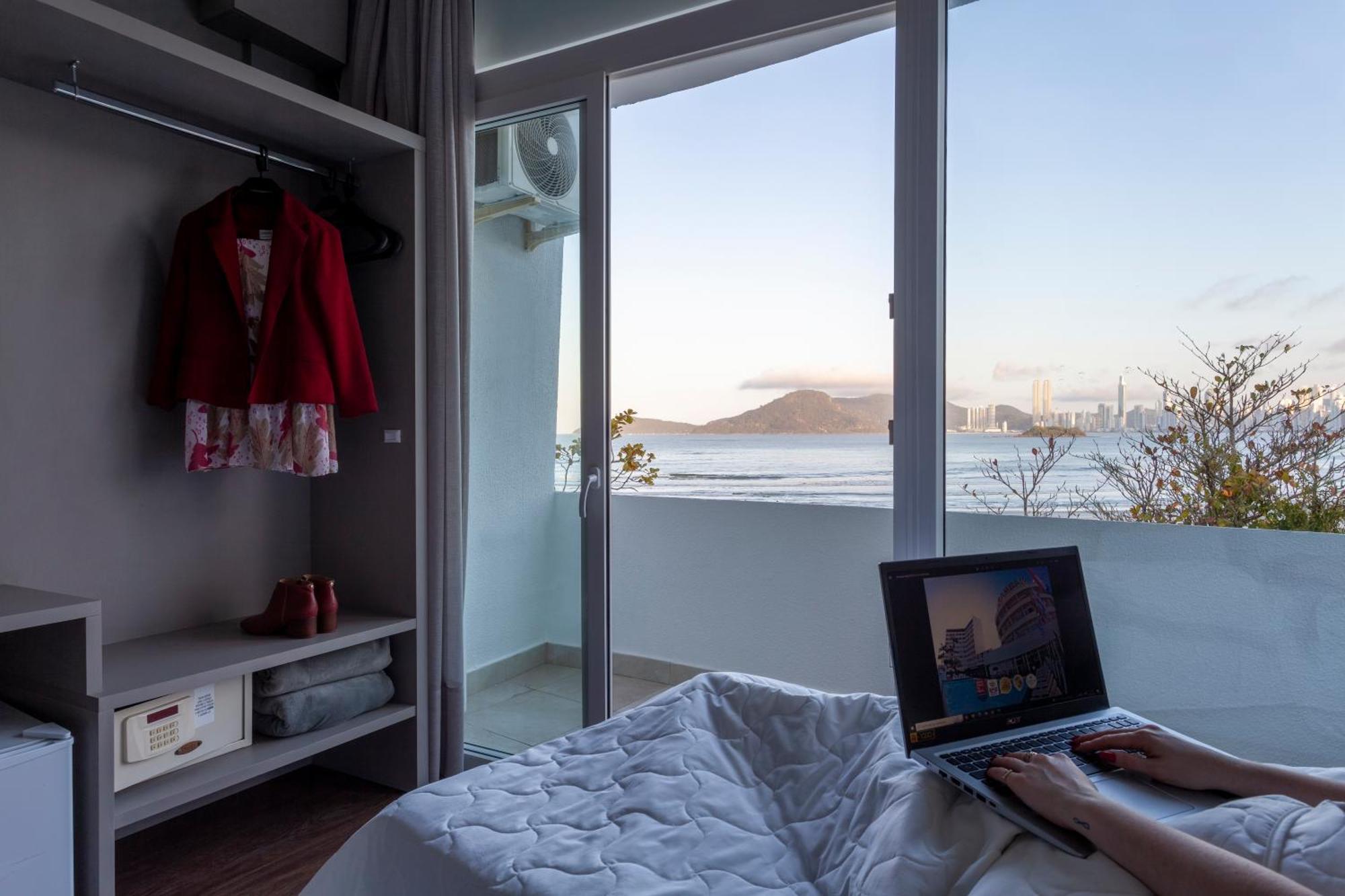 Quarto Superior com Cama de Casal ou 2 de Solteiro com Vista do Mar