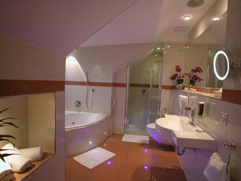 Zimmer mit Queensize-Bett und Whirlpool-Badewanne
