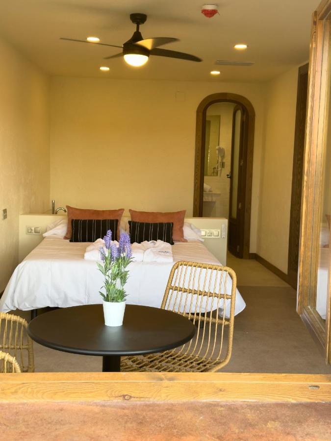 Habitación con cama grande y bañera de hidromasaje