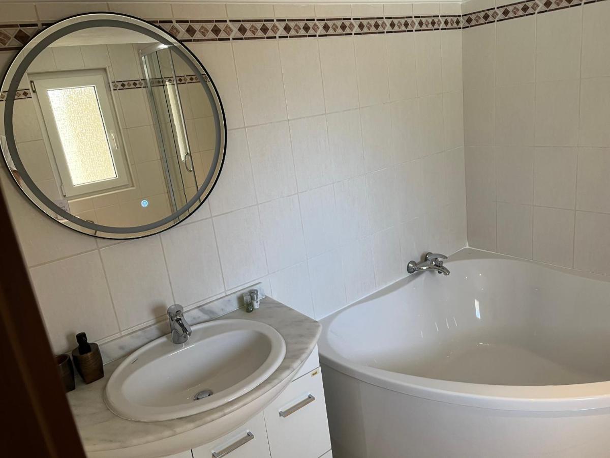 Deluxe Double Room Bath,1475972548:JPEG