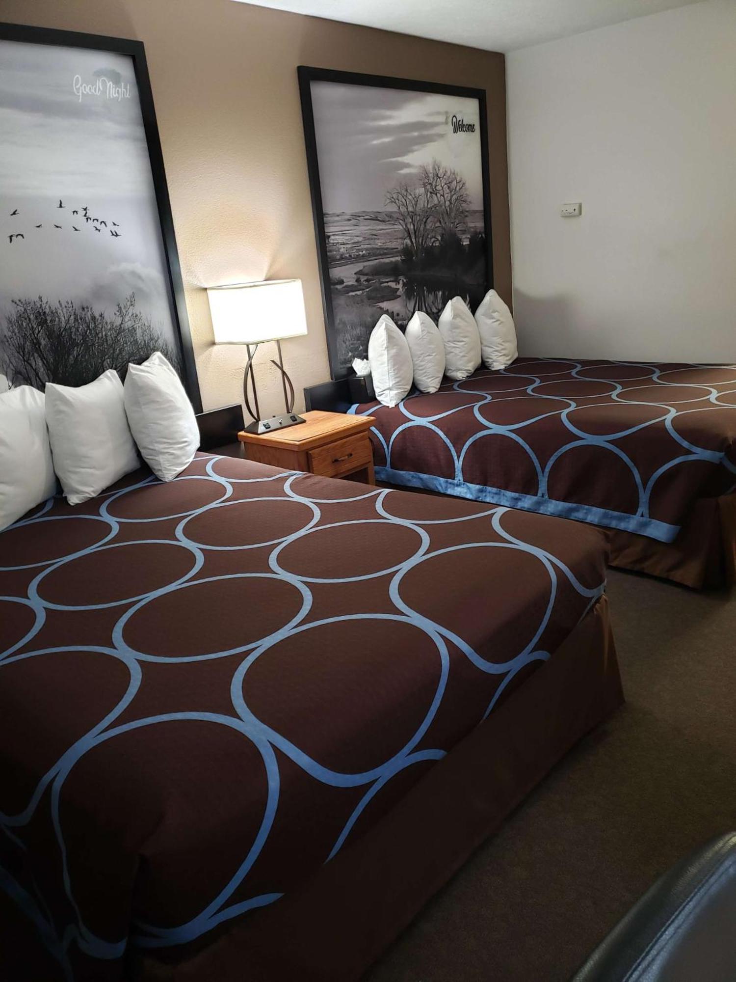 Queen Rooms with Two Queen Beds - Non-Smoking