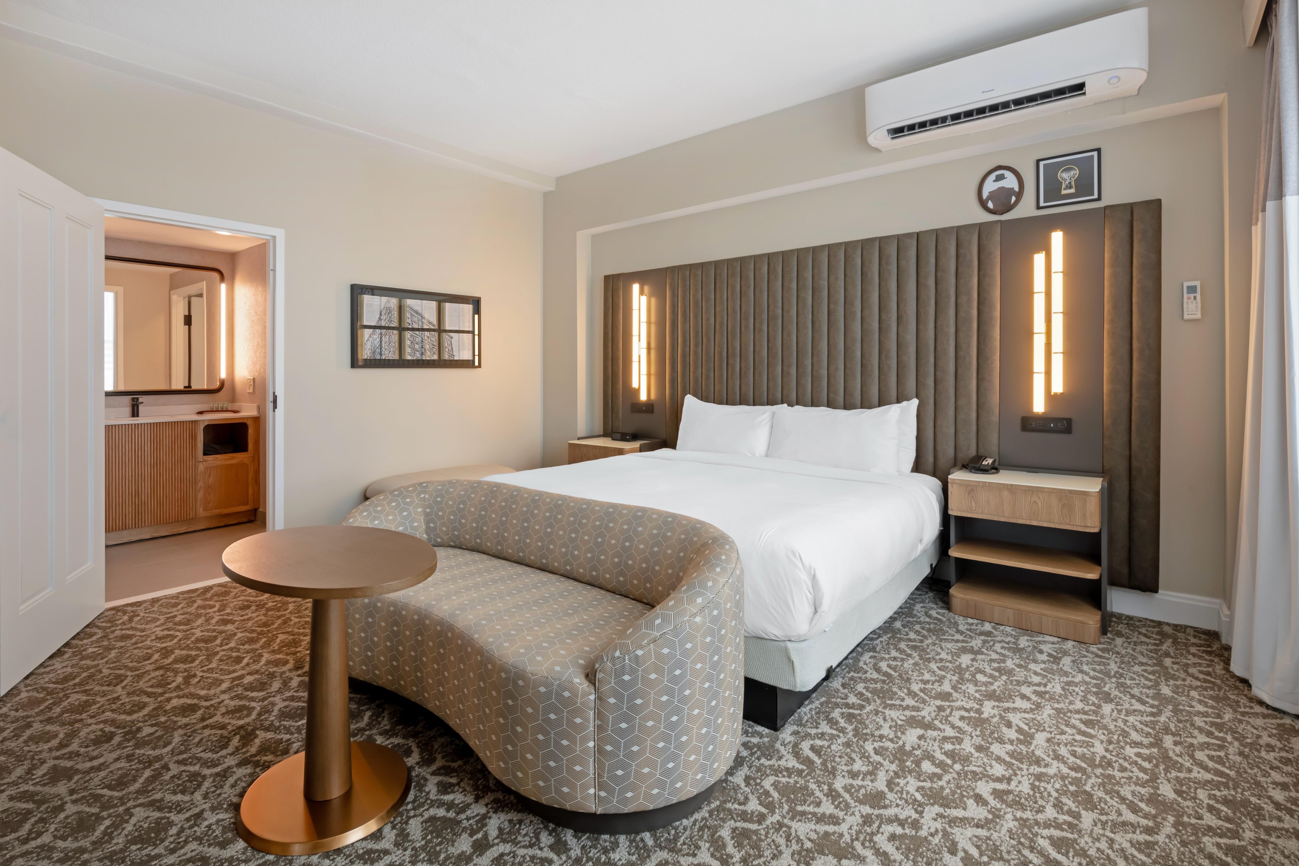 Zimmer mit Kingsize-Bett und Badewanne - barrierefrei