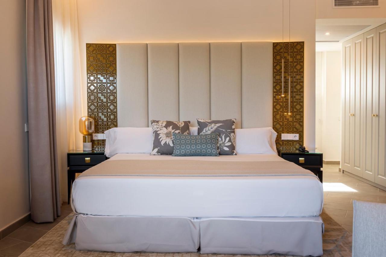 Deluxe Double Room Bath,1494420394:JPEG