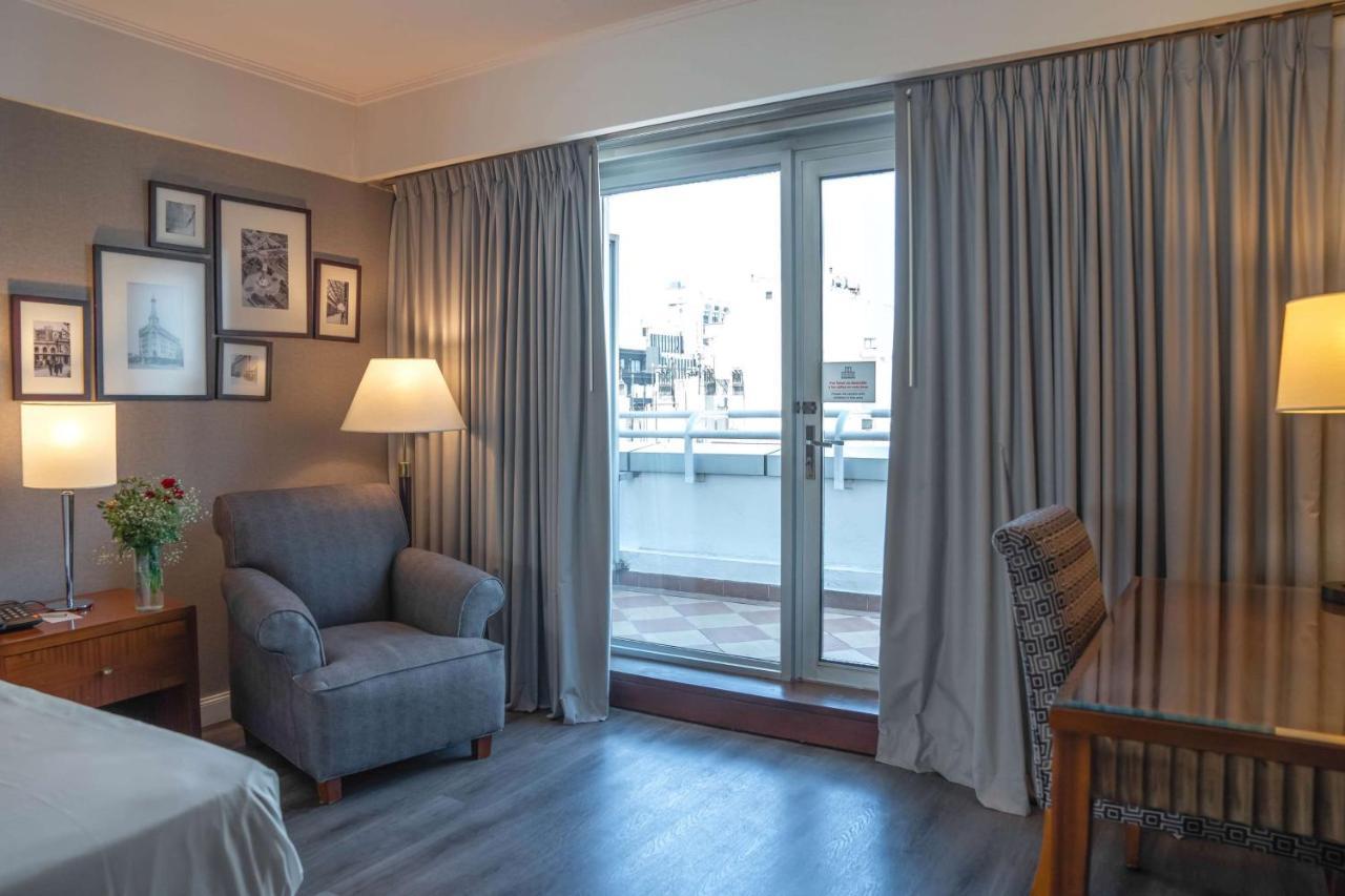 Zimmer mit Kingsize-Bett und Balkon