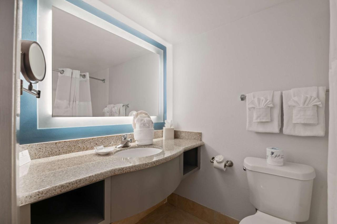 Quarto com 2 Camas de Casal e Vista da Piscina