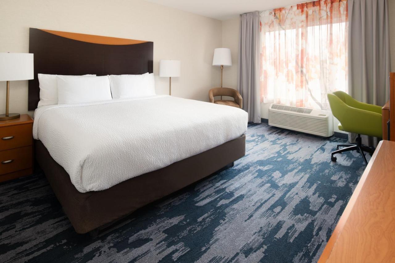 King Room with Transfer Shower and Roll-In Shower - Mobility Access/Hearing Accessible