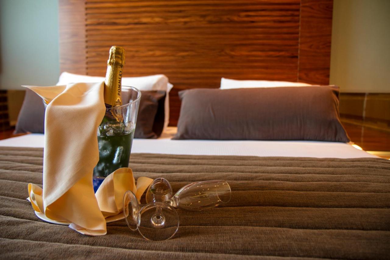 Suíte com Cama King-size e Banheira de Hidromassagem
