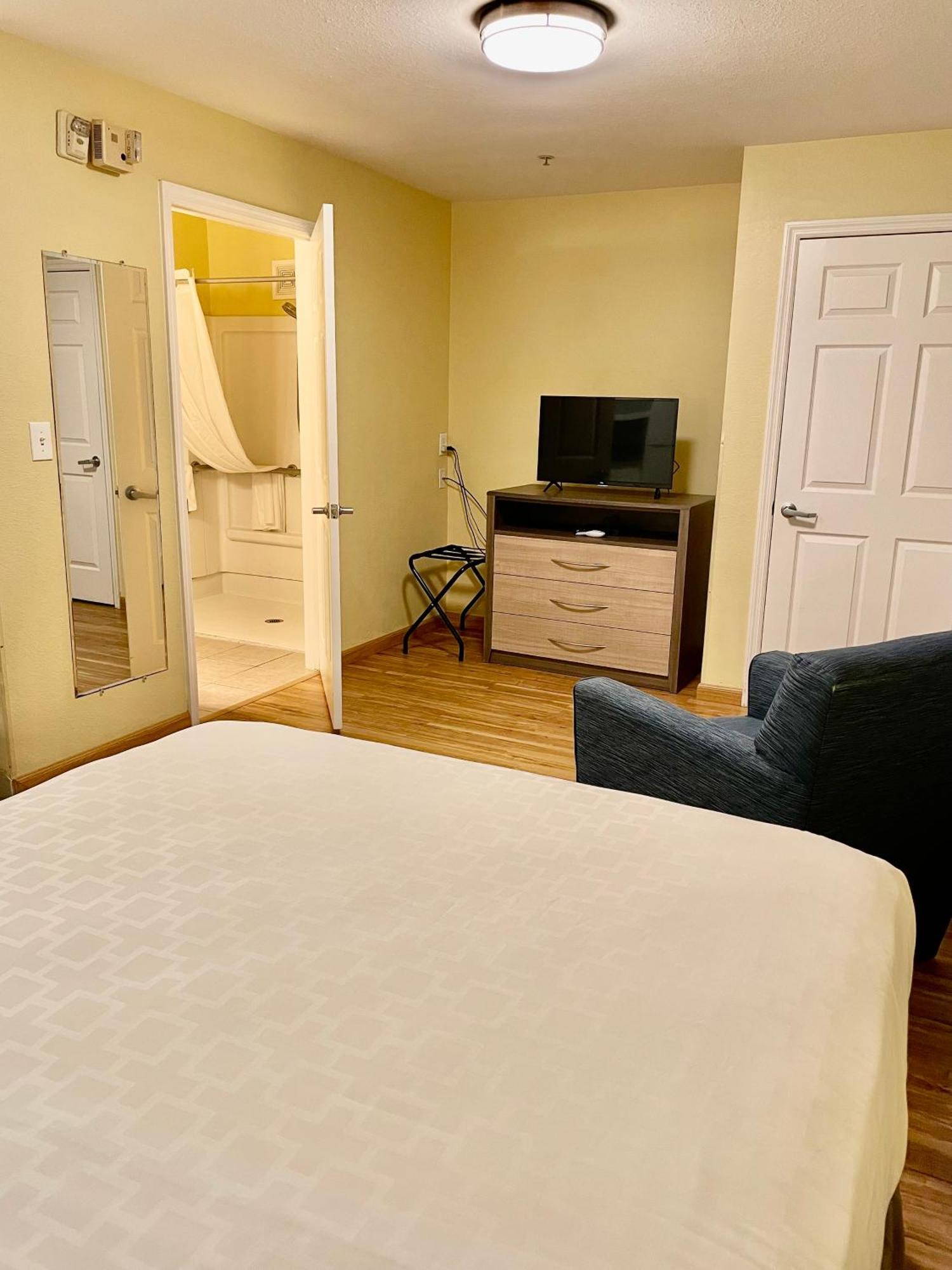 Efficiency Queen Room - Accessible/Non-Smoking