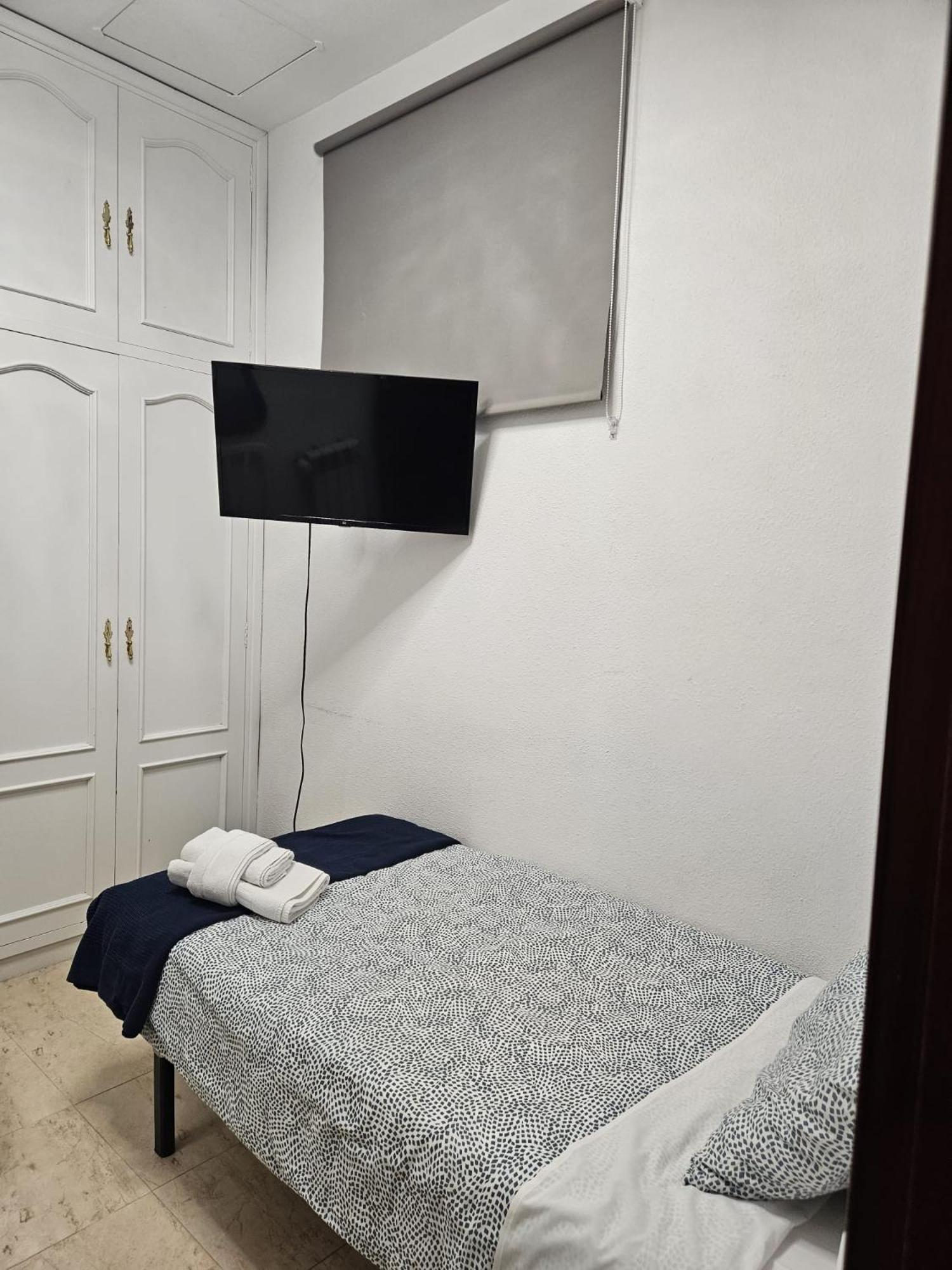 Standard Single Room with Shared Bathroom,1499960128:JPEG