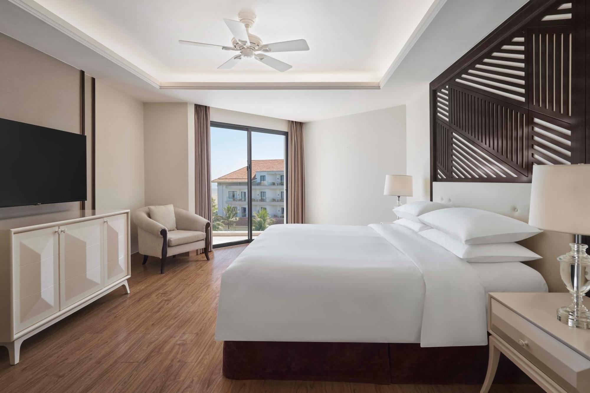 Deluxe King Room Garden View Balcony,1499295181:JPEG