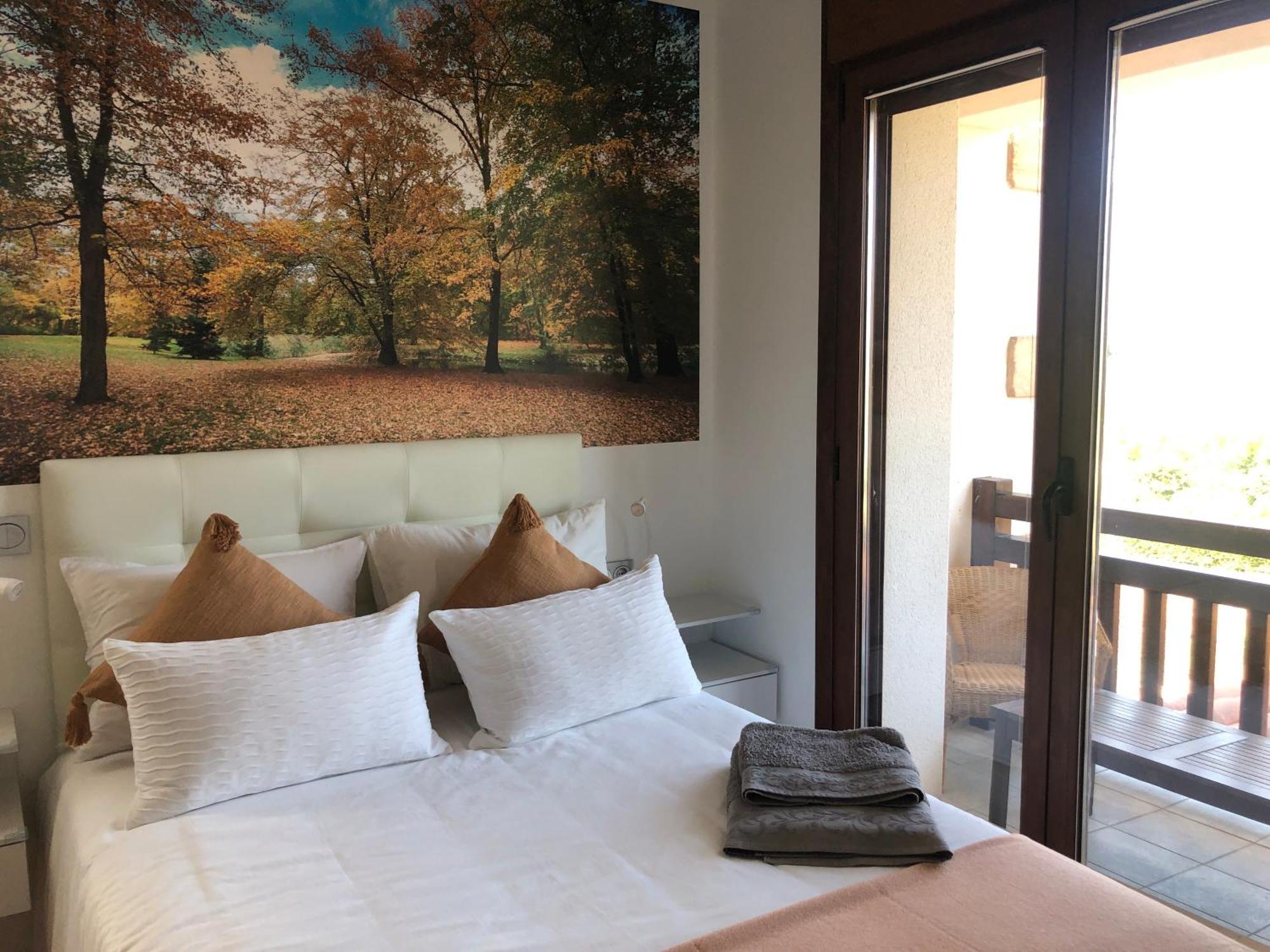 Habitación con cama grande y balcón