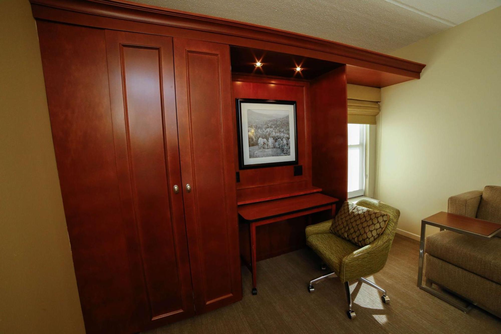 King Room with King Bed - Non-Smoking