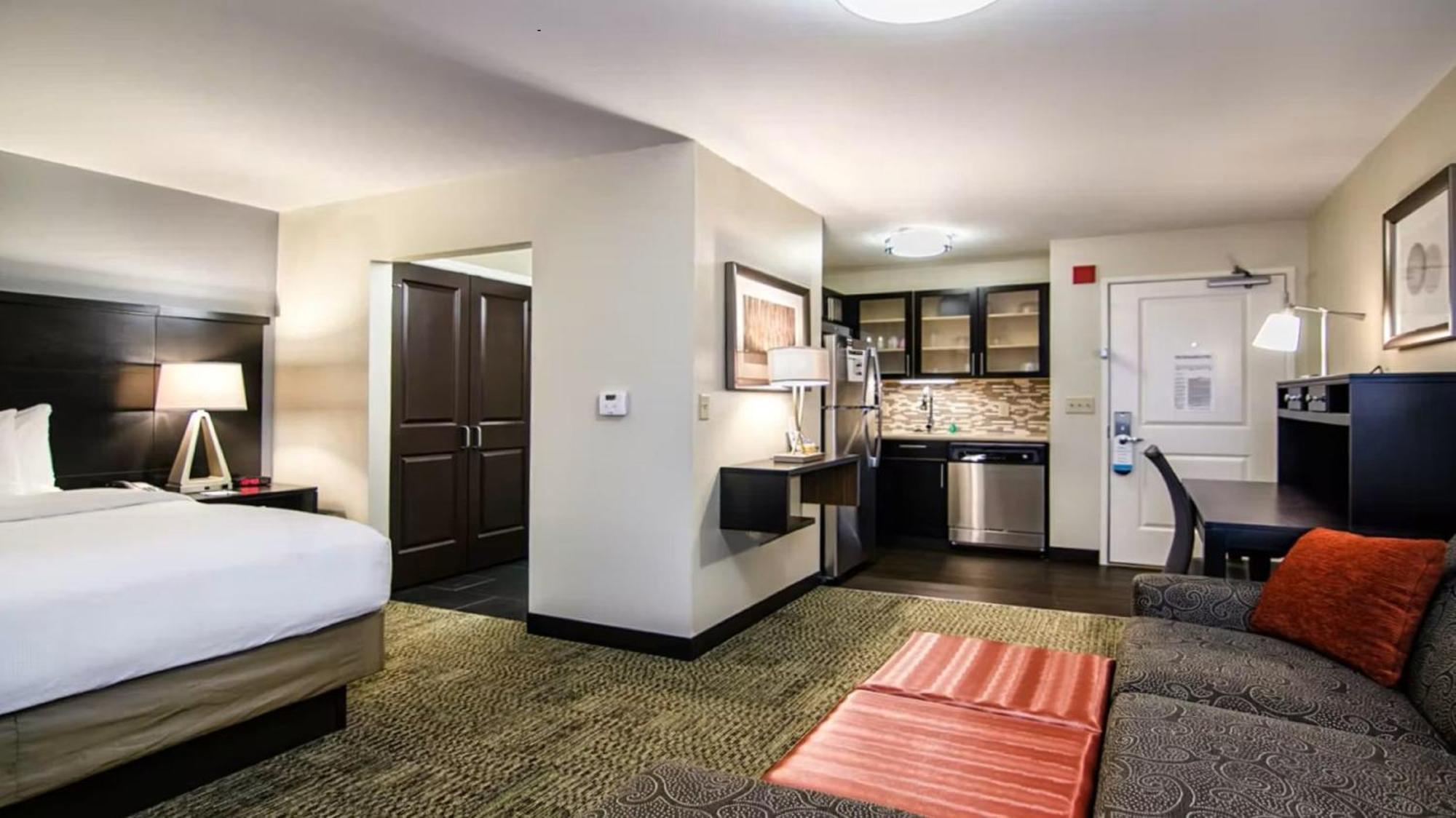 Studio Suite with King Bed - Non-Smoking