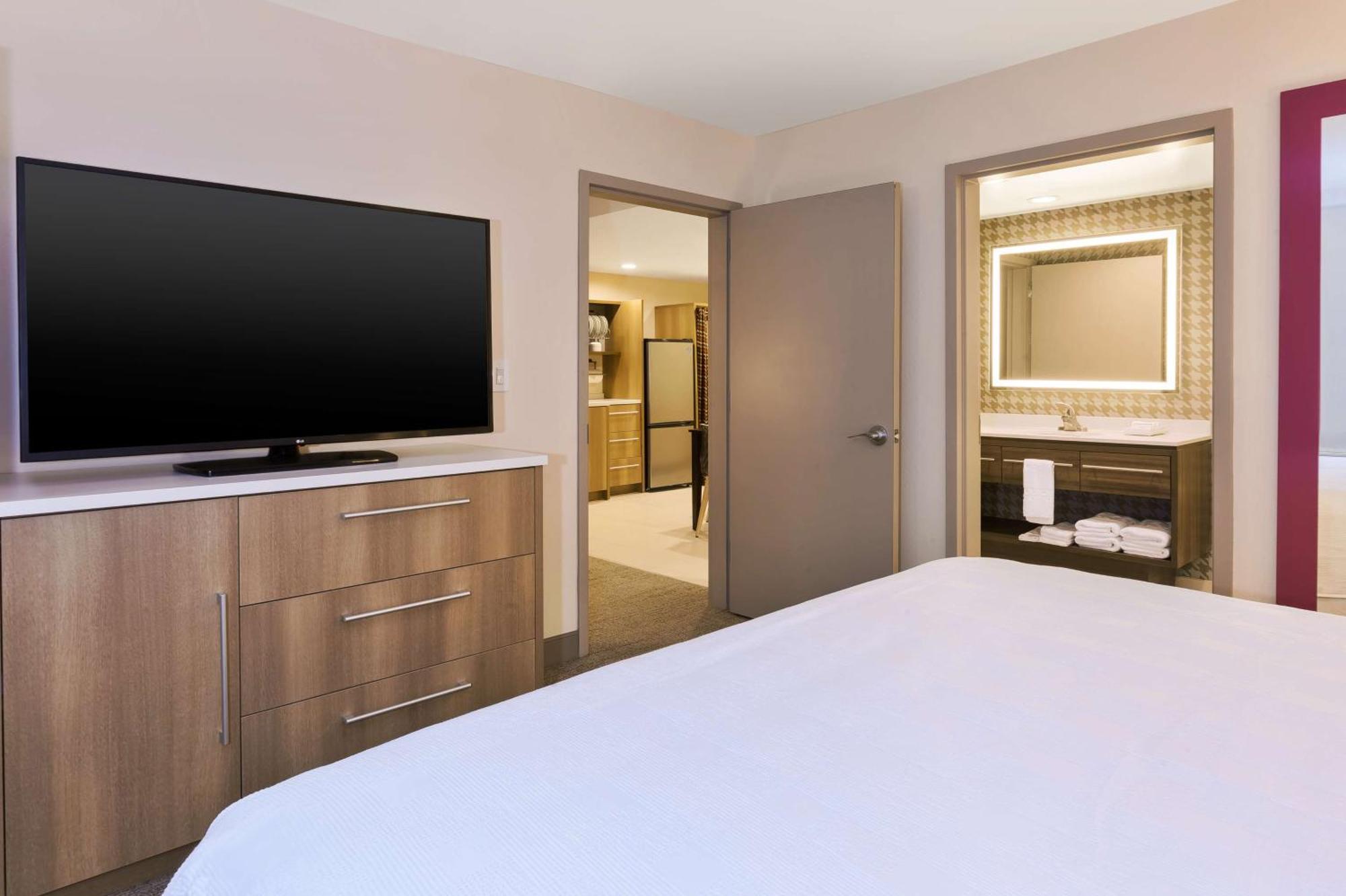 One-Bedroom King Suite - Non-Smoking