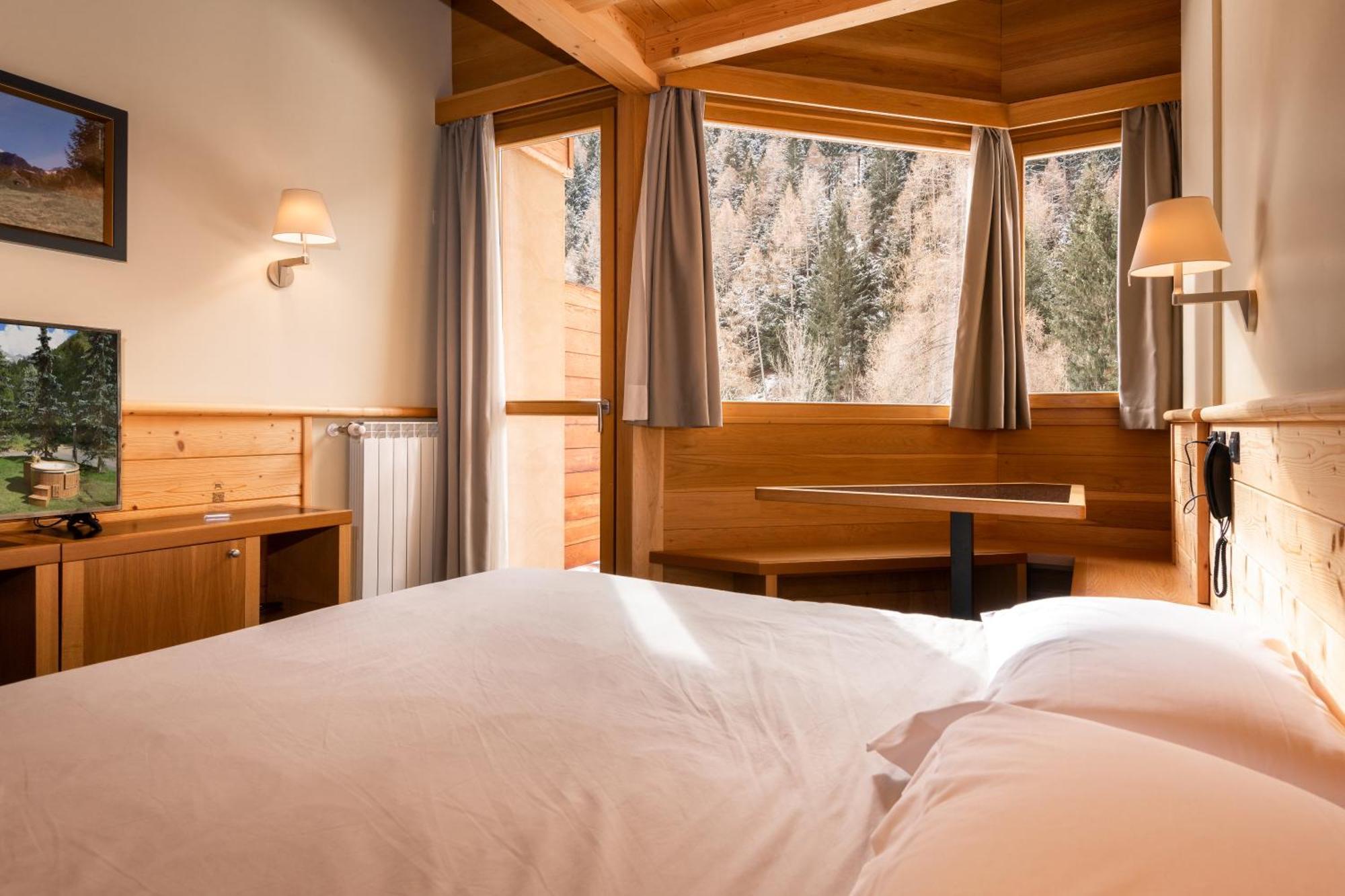 Camera Quadrupla - Loft con Balcone e Vista Montagna
