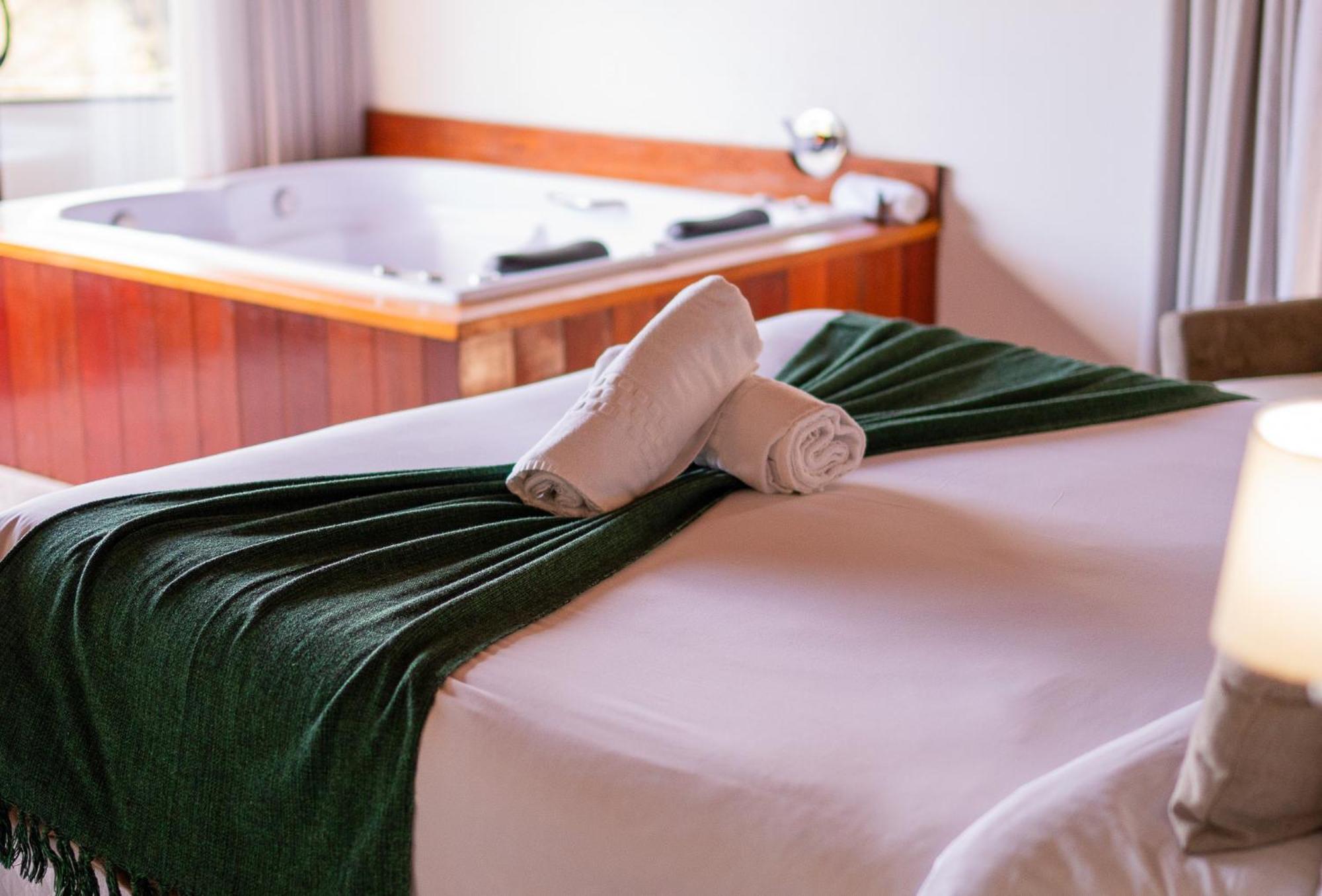 Suíte Premium com Banheira de Hidromassagem e Vista