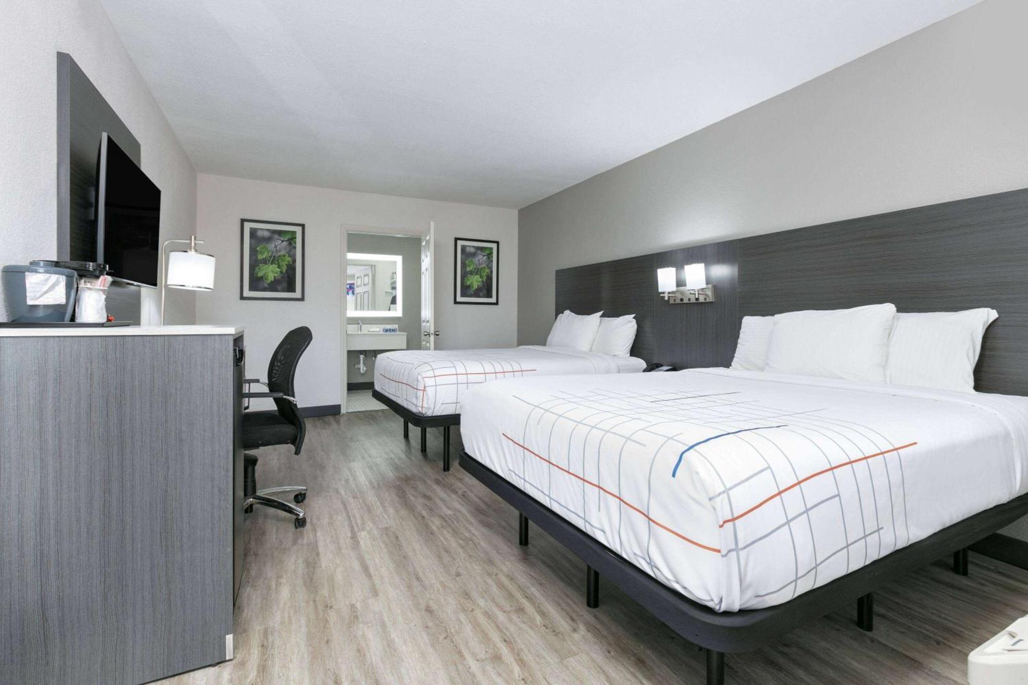 Double Room with Two Double Beds and Bath Tub - Mobilty Accessible/Non-Smoking