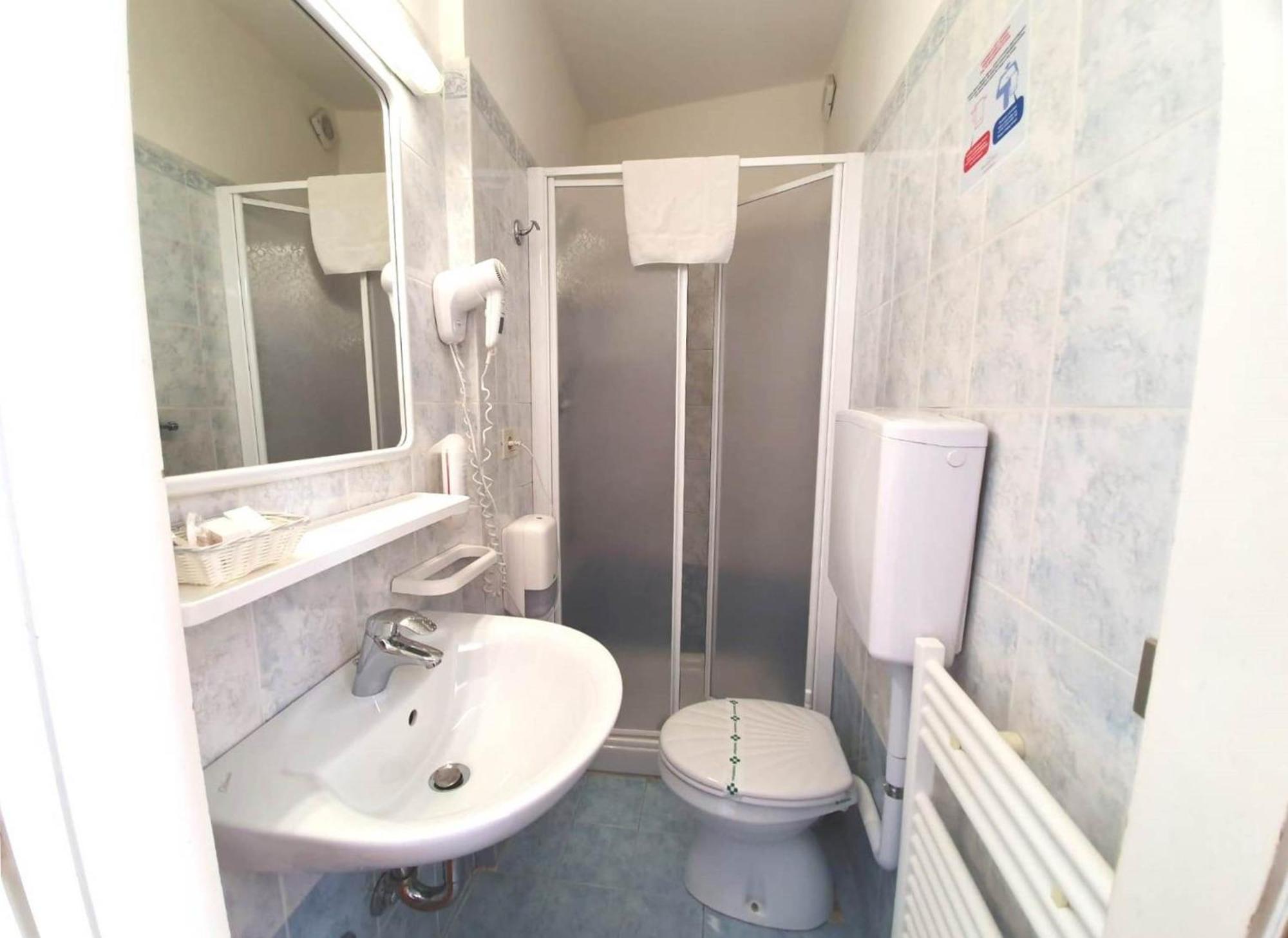 Camera Doppia con Letti Singoli con Bagno Privato