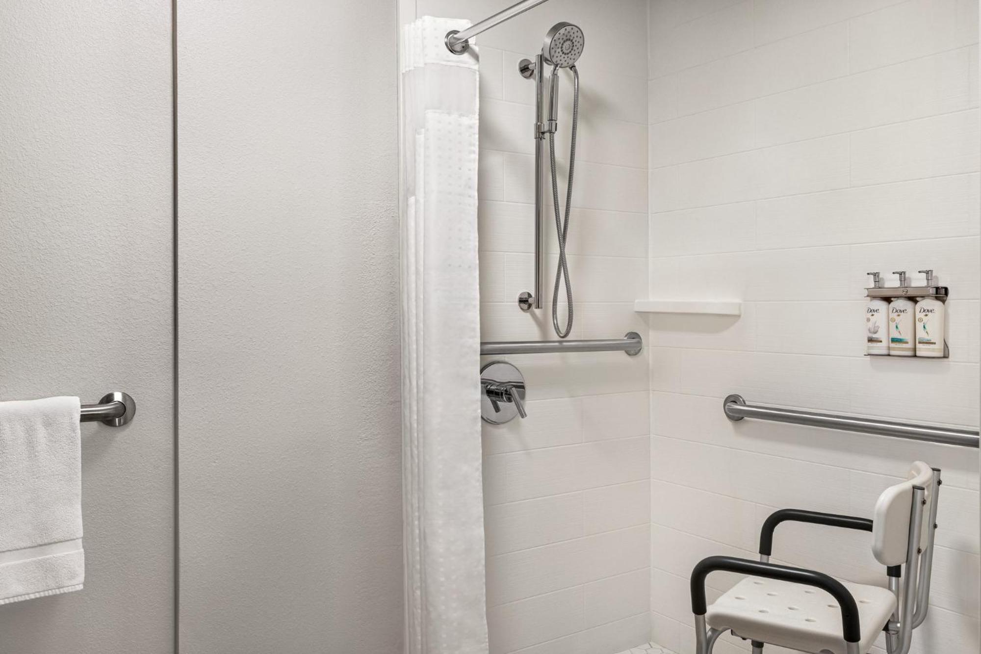 Standard Queen Room with Roll-In Shower - Communications and Mobility Accessible