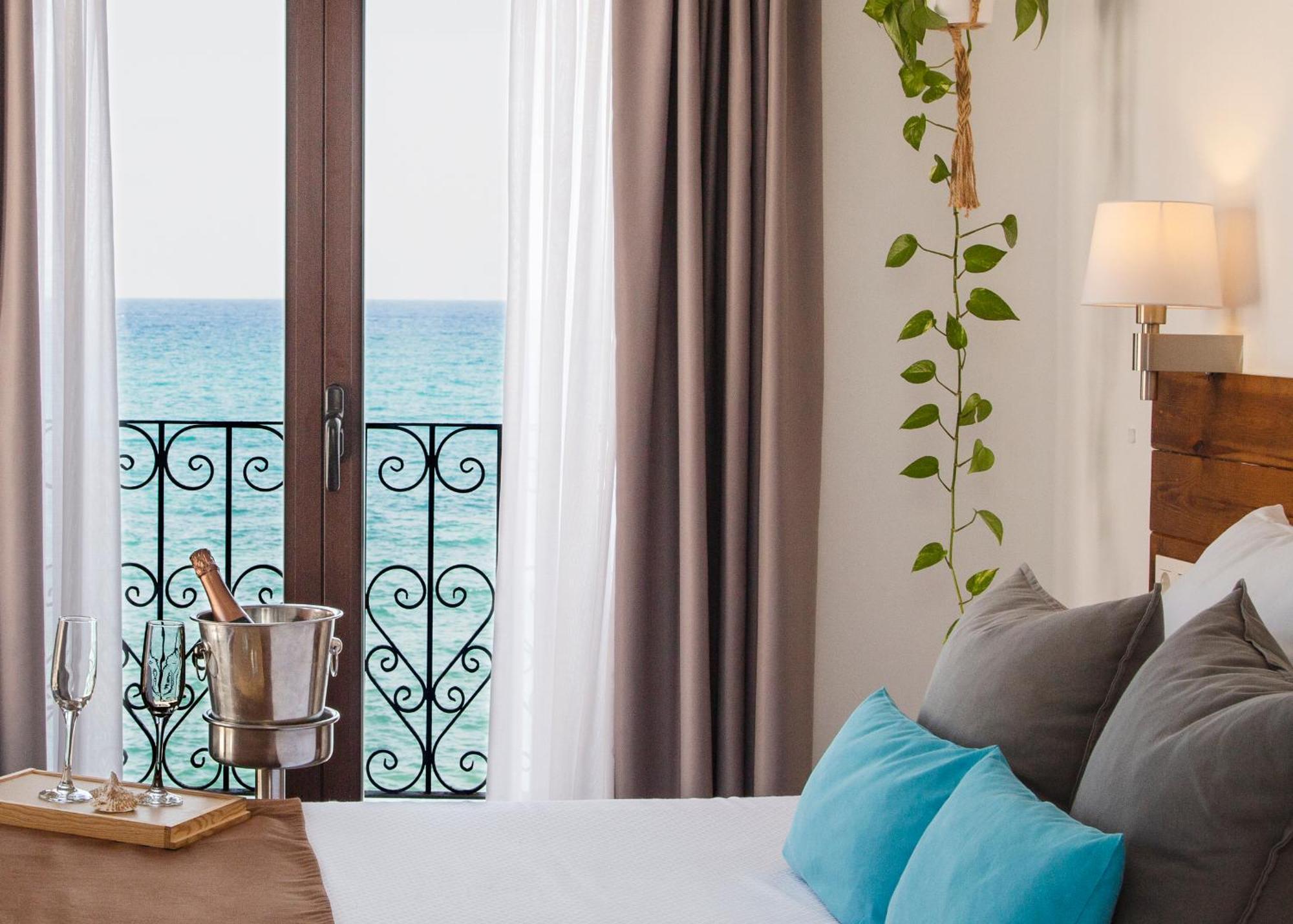 Double or Twin Room Sea View,1529409832:JPEG