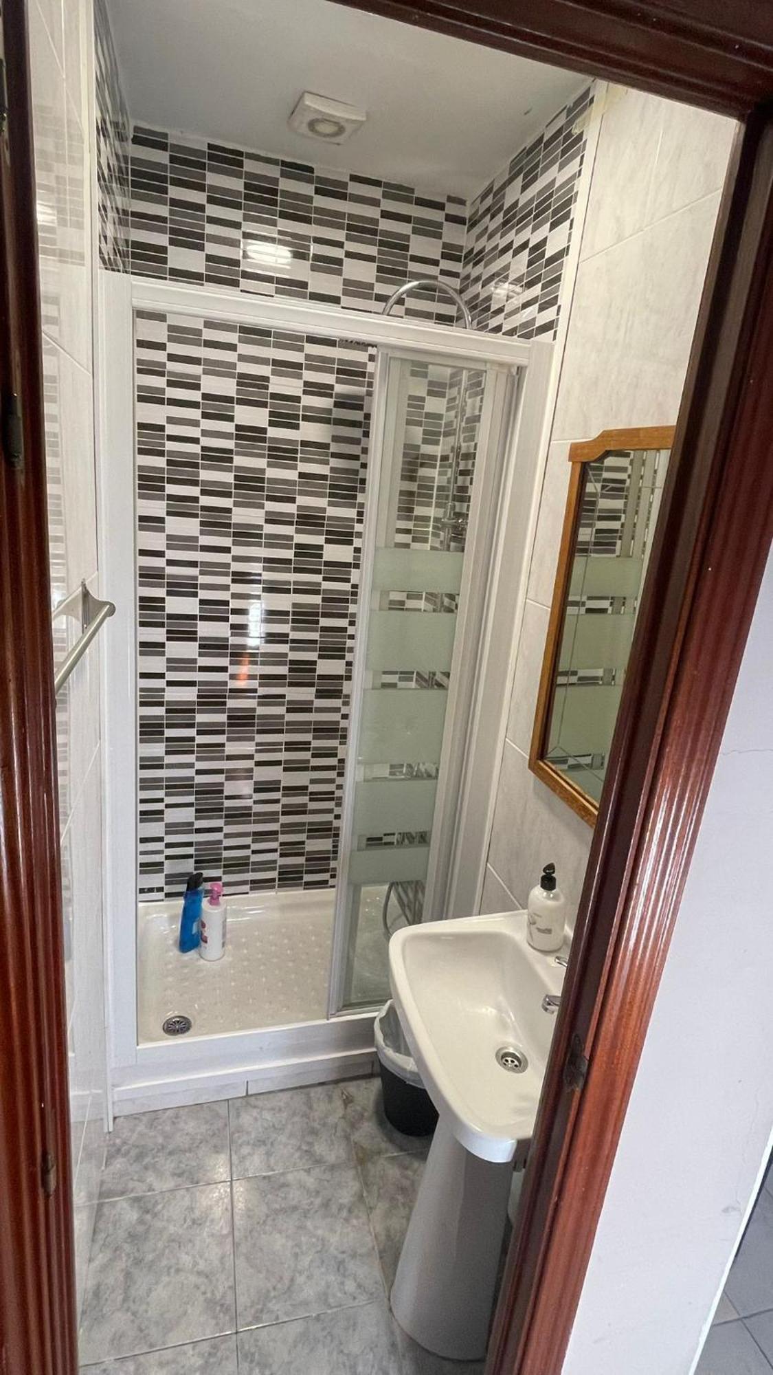 Twin Room Shower,1530292333:JPEG