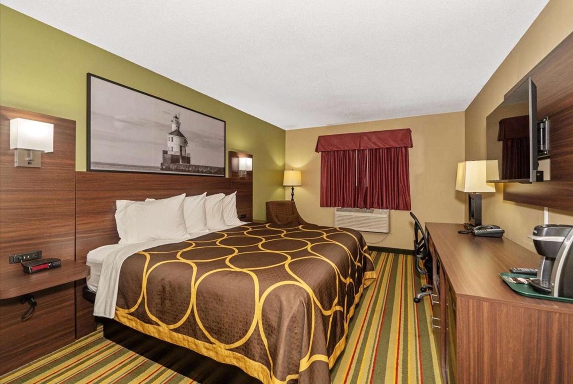 King Room with Bath Tub - Mobility Accessible/Non-Smoking
