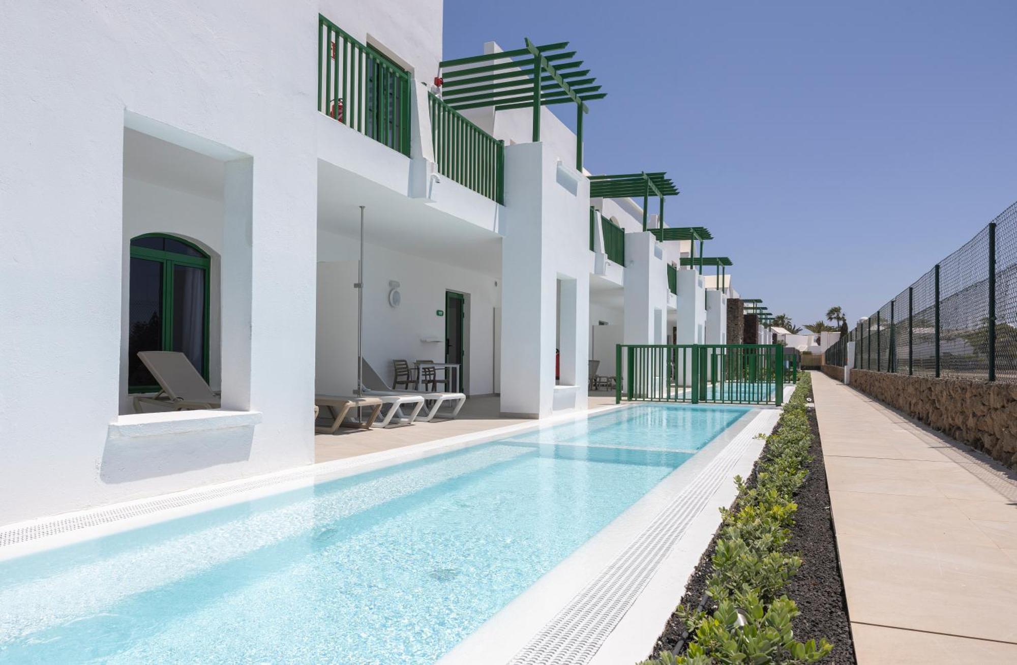 Alojamiento Triple con acceso directo a la piscina.
