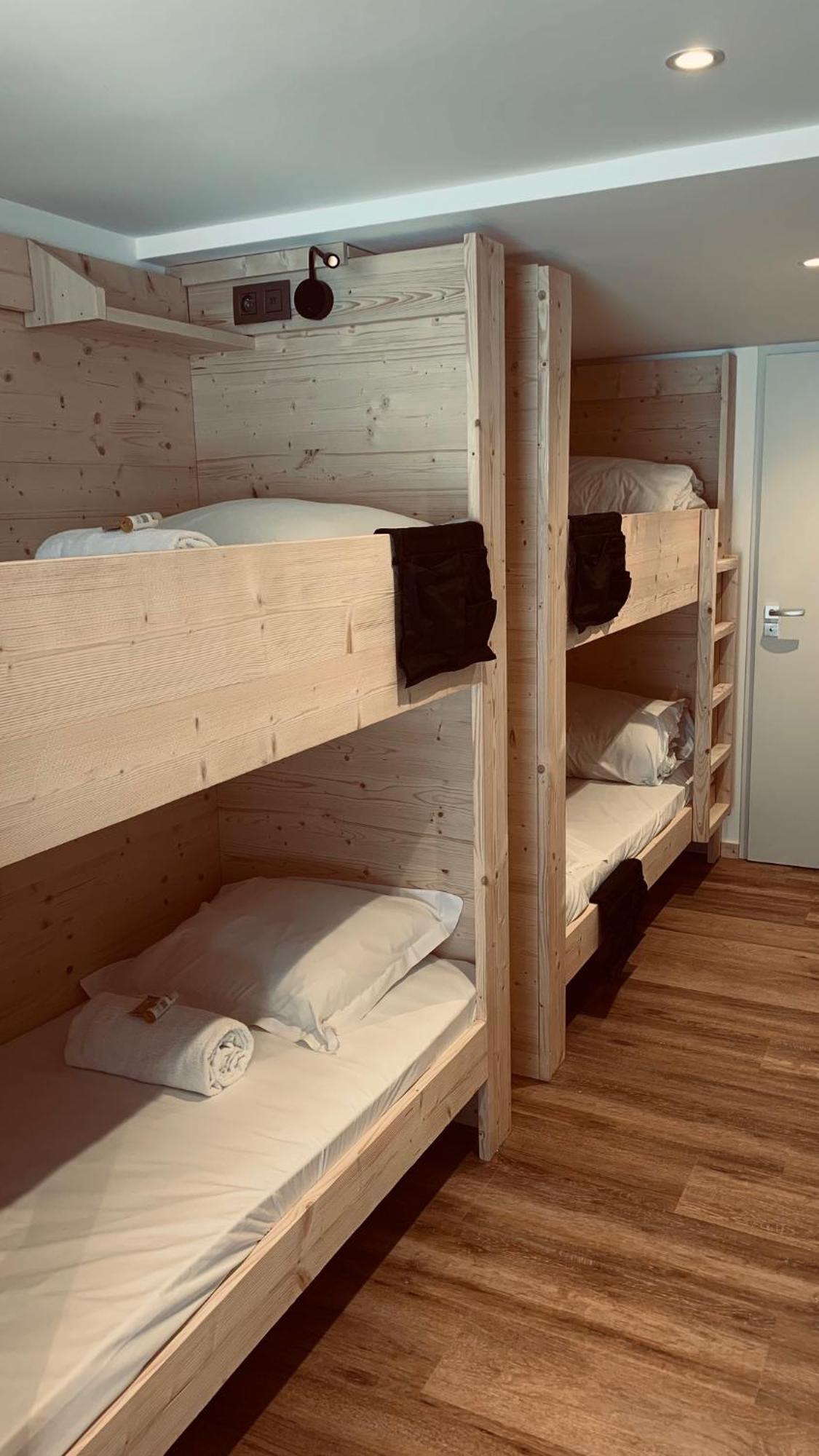 Lit Simple dans Dortoir Mixte
