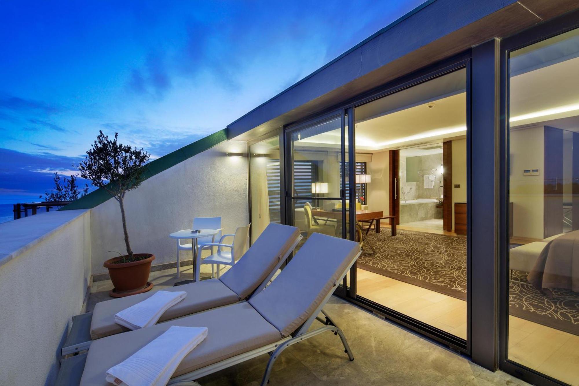 Junior Suite met Gedeeltelijk Uitzicht op Zee