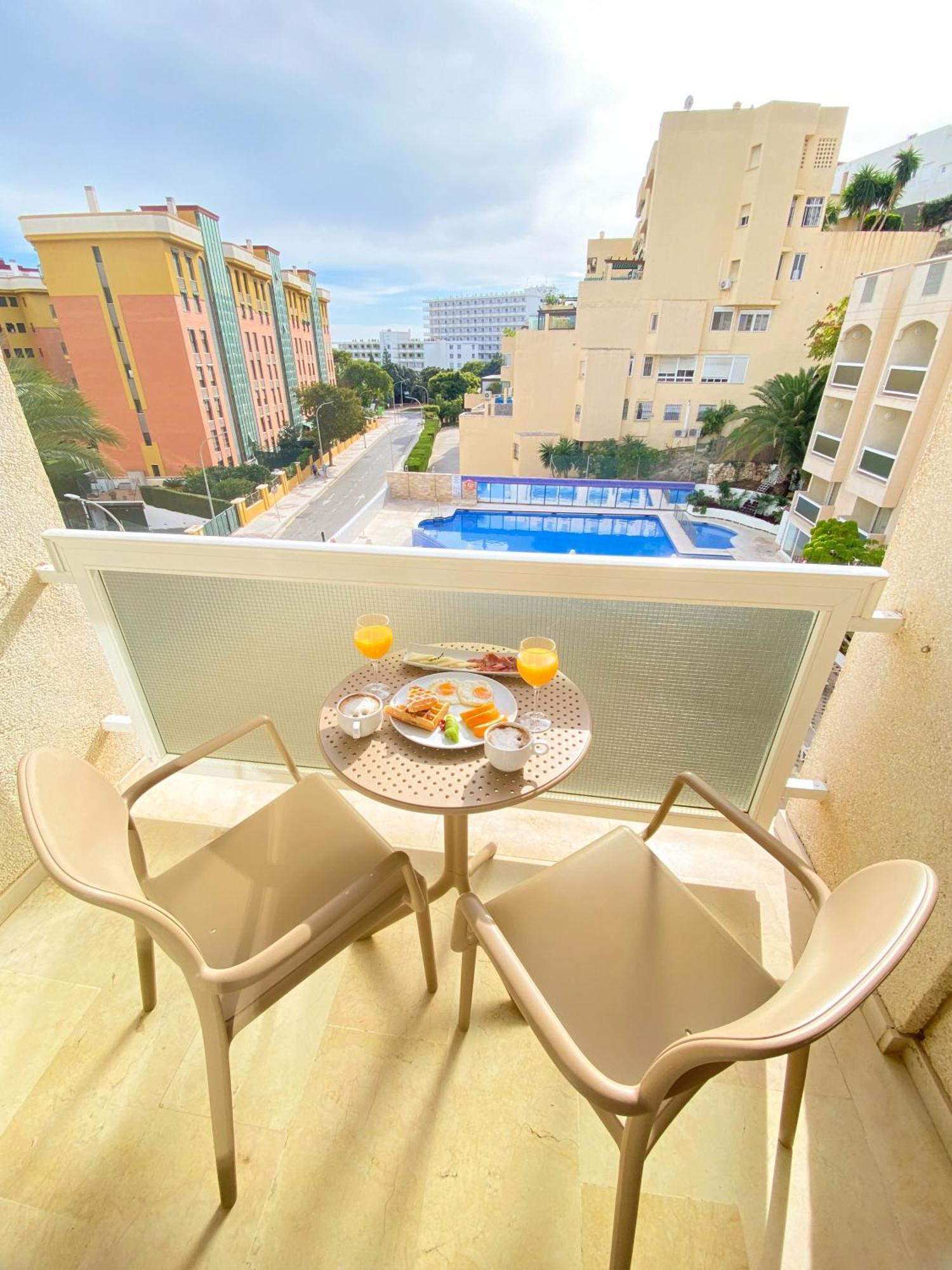 Junior Suite with Pool View,1129991640:JPEG