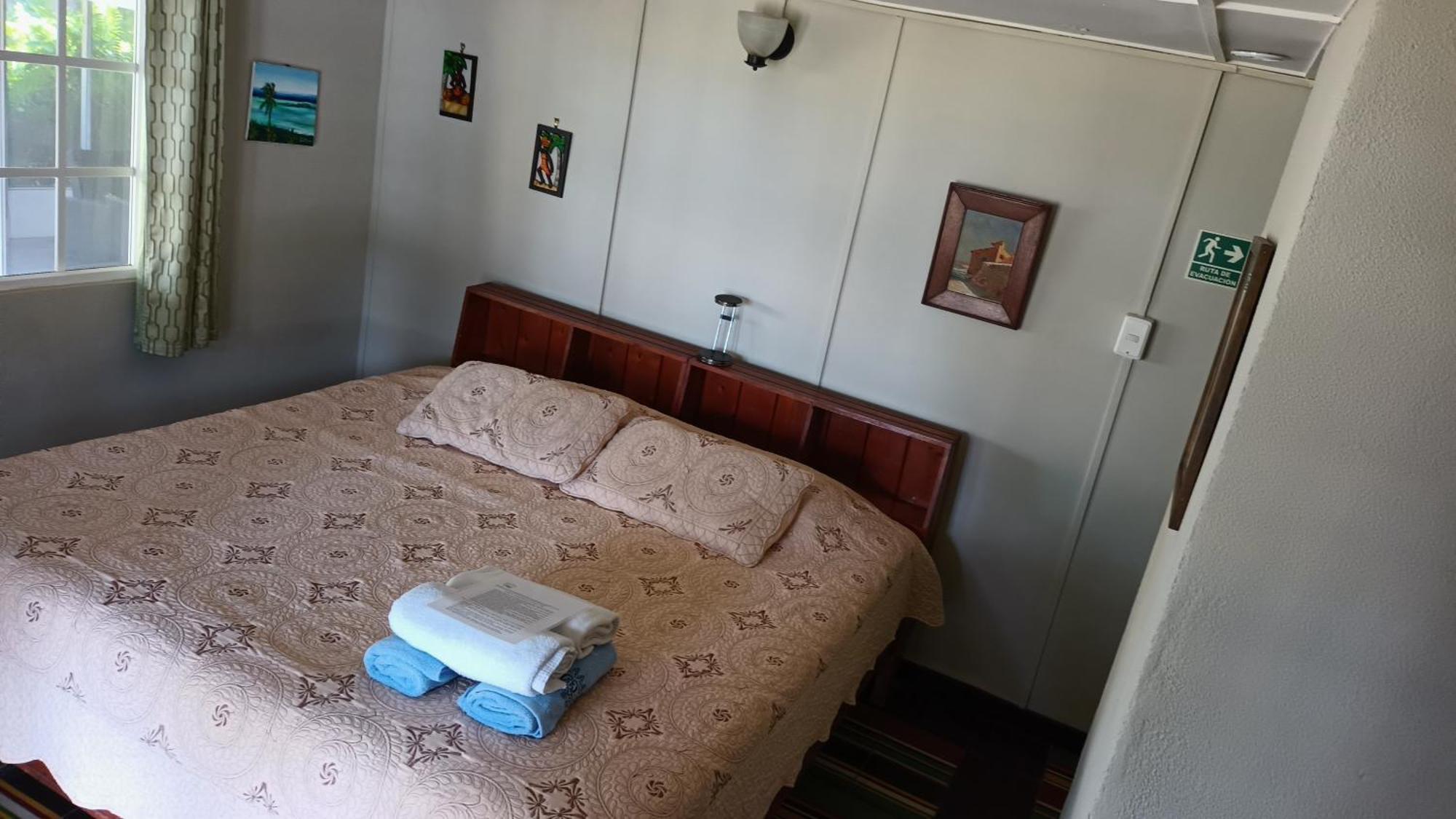 Zimmer mit Kingsize-Bett und Gartenblick.