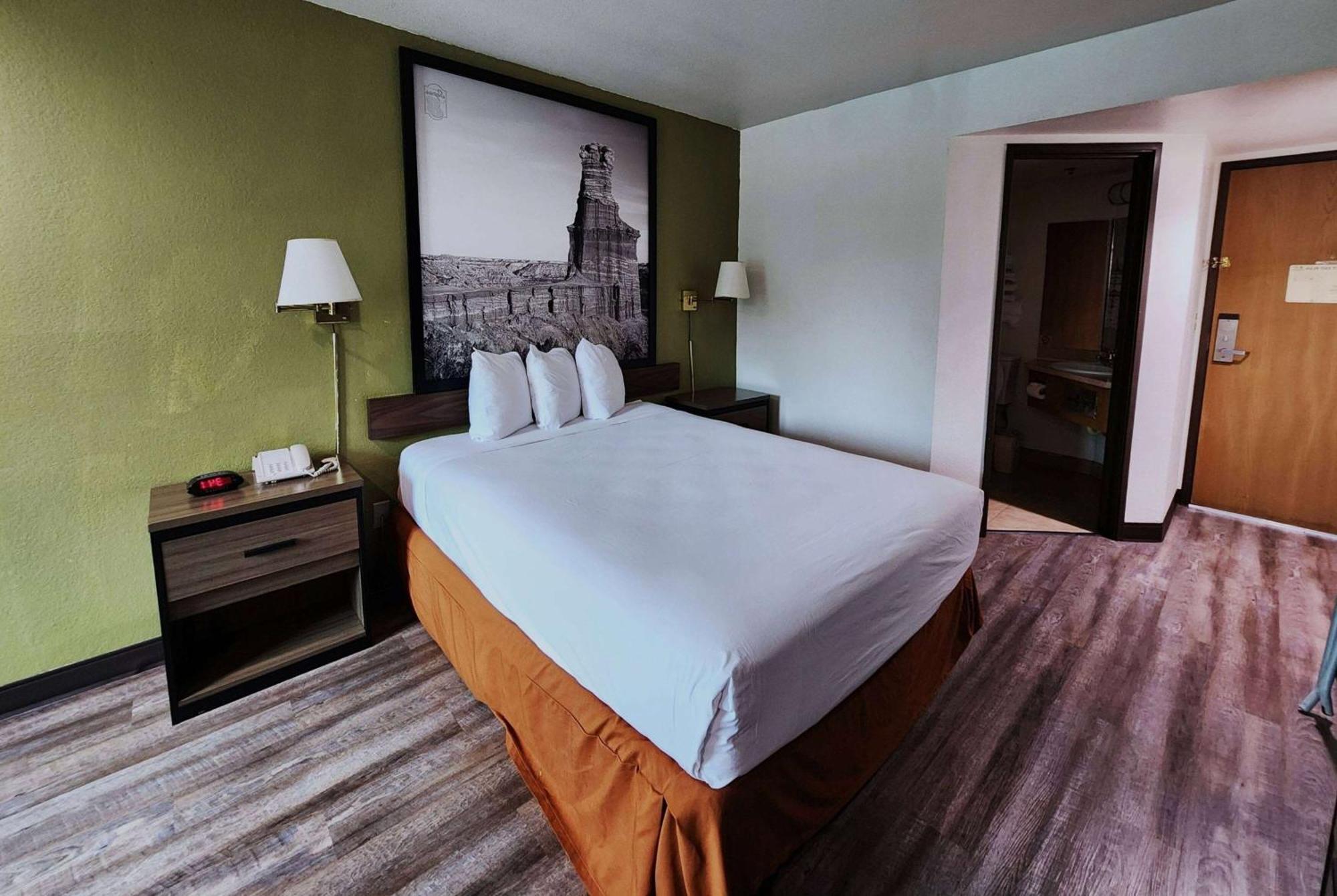 Queen Room with Bath Tub - Mobility/Hearing Accessible - Non-Smoking