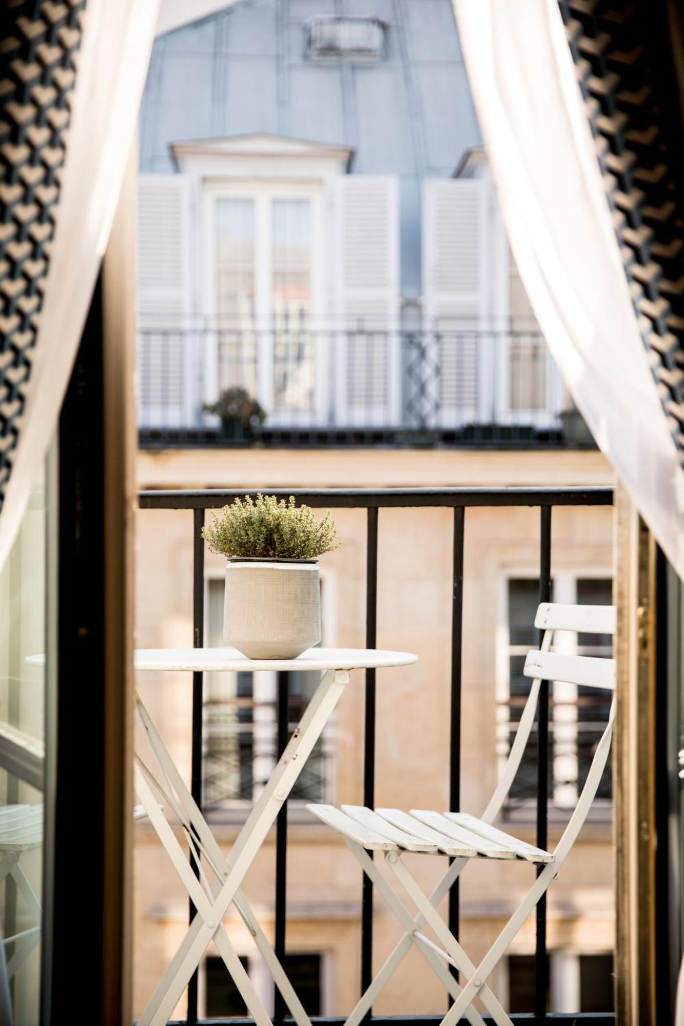 Kamer met Queensize Bed en Balkon - Uitzicht op de Daken van Parijs