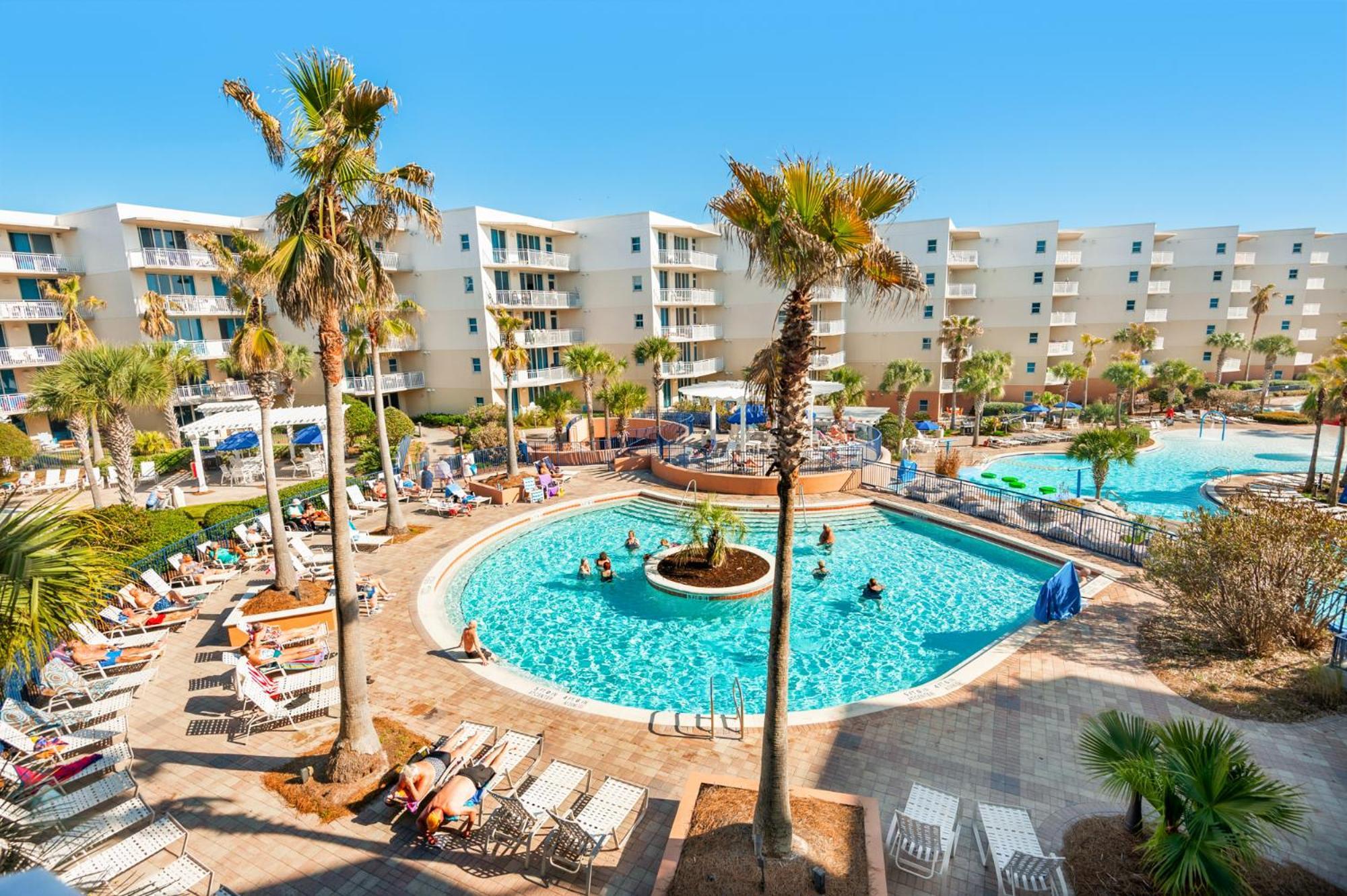 Apartment with Pool View