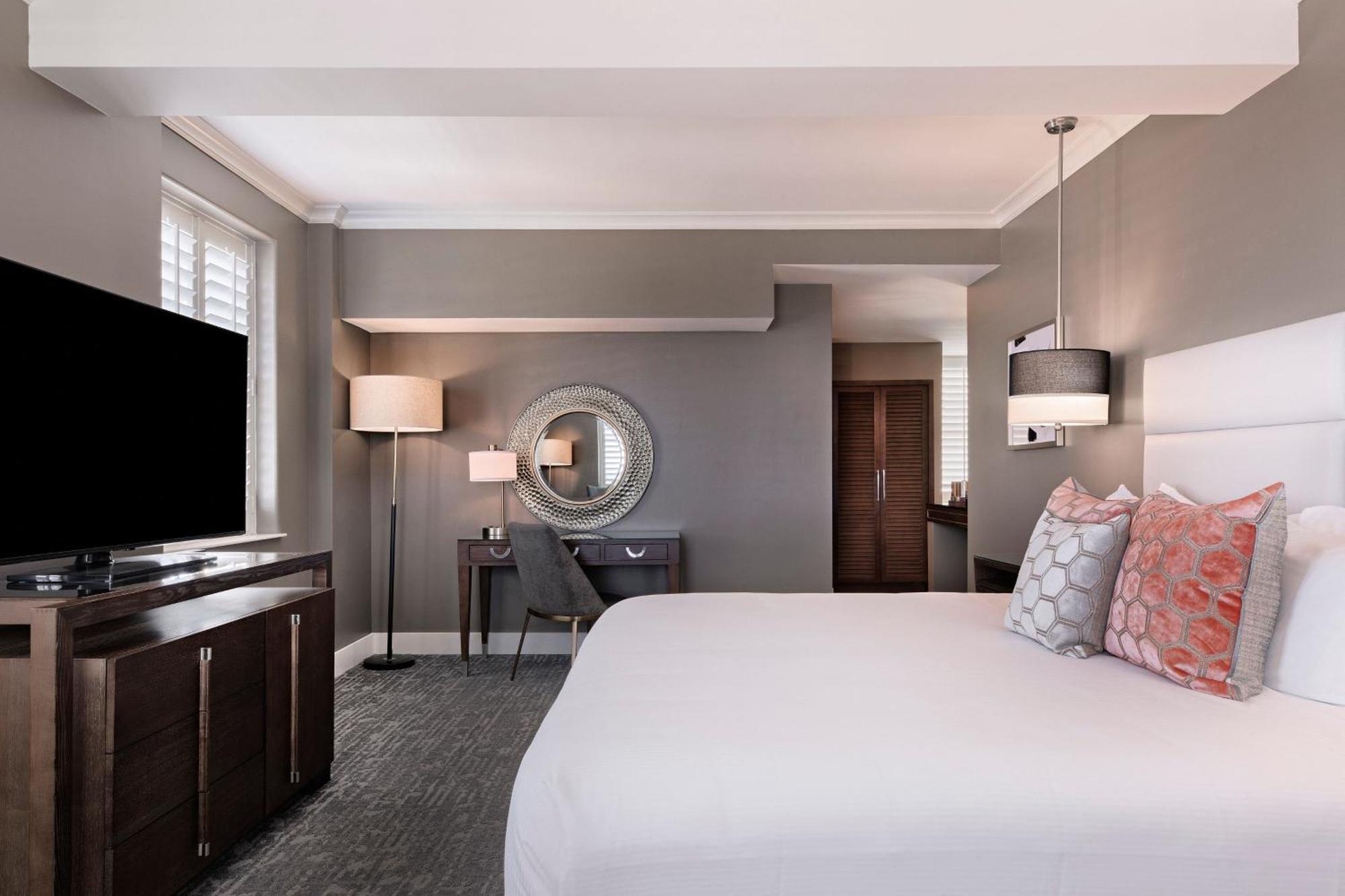 Larger Guest room, 1 King, City view, Corner room
