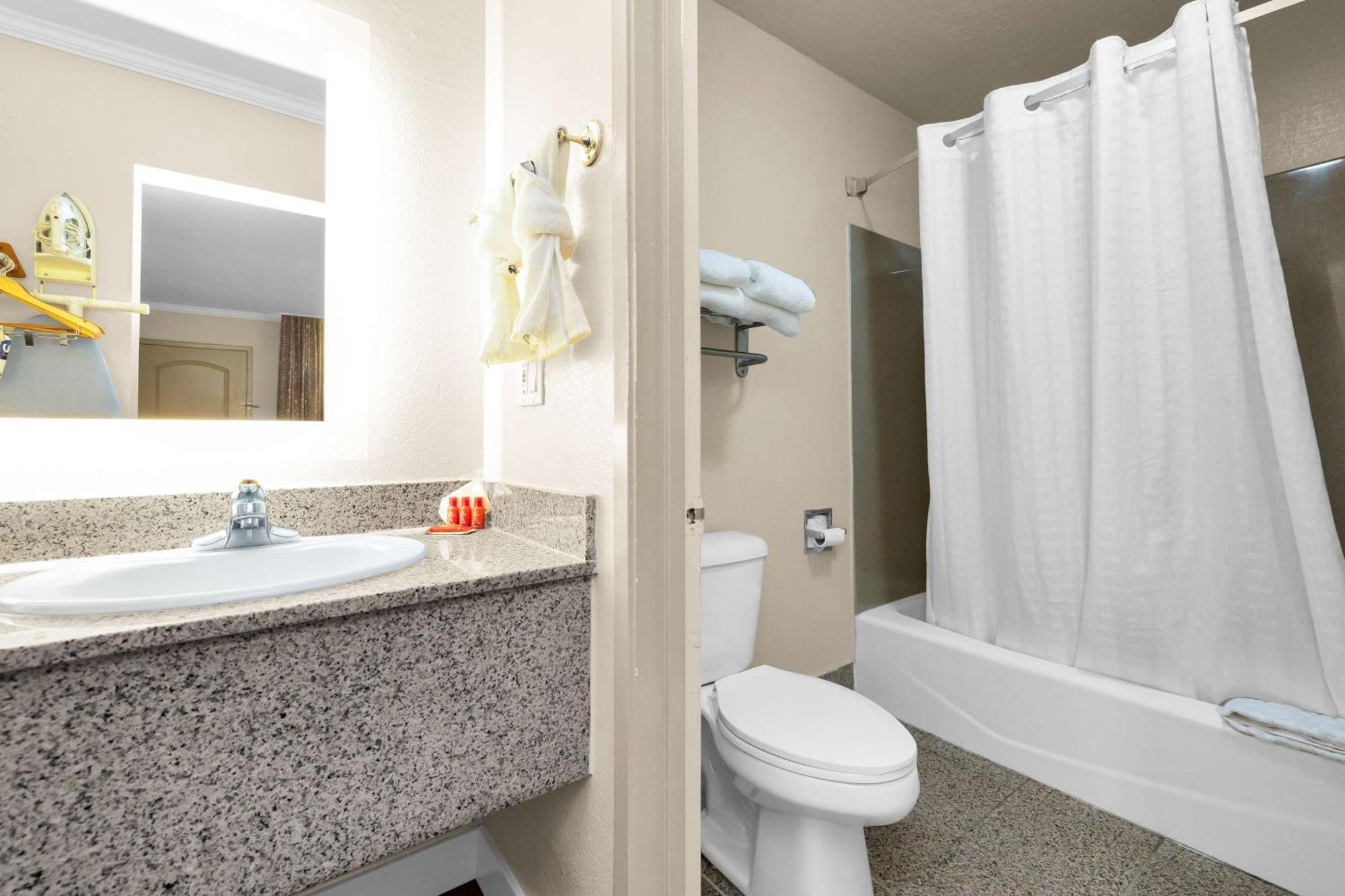 Double Room Bath Tub Disability Access or Non-Smoking,1537941742:JPEG