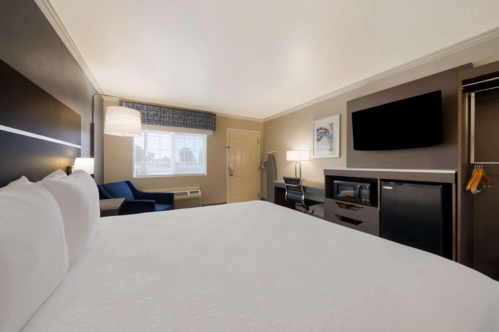King Room with Bath Tub - Mobility Accessible/Non-Smoking