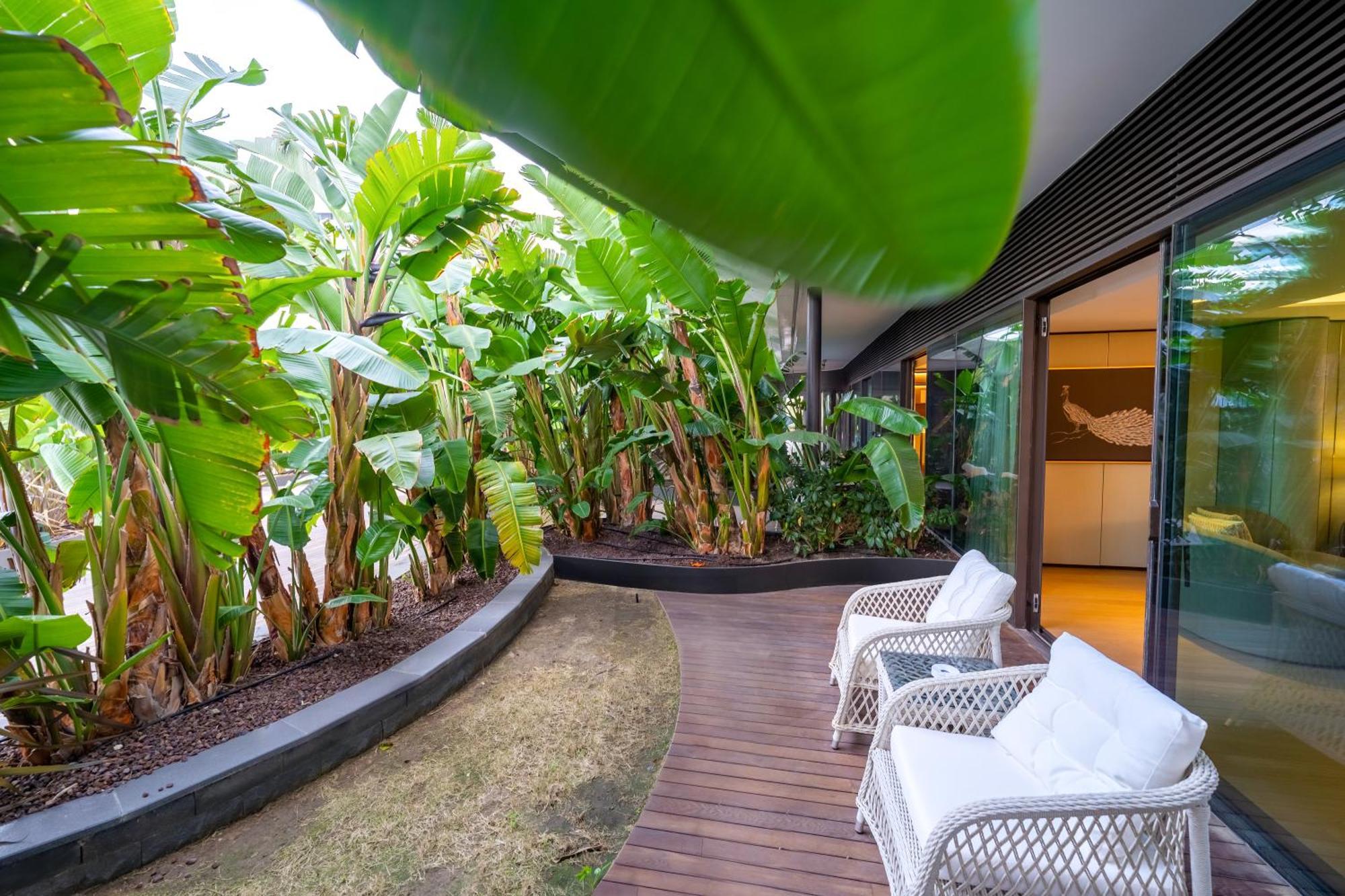 Zimmer Reges Aqua zur Poolseite mit 1 Kingsize-Bett, Balkon und Poolblick