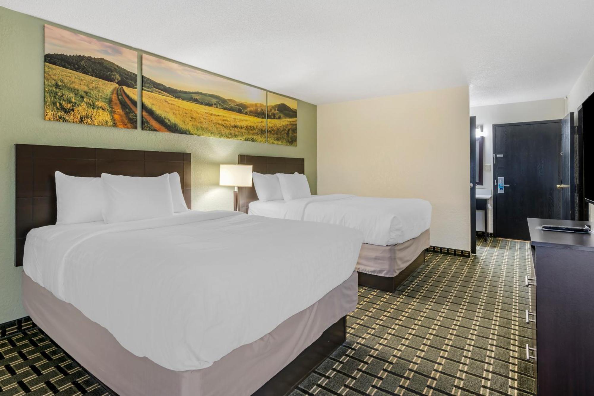 Large Quadruple Room with Two Queen Beds - Disability Access/Non Smoking