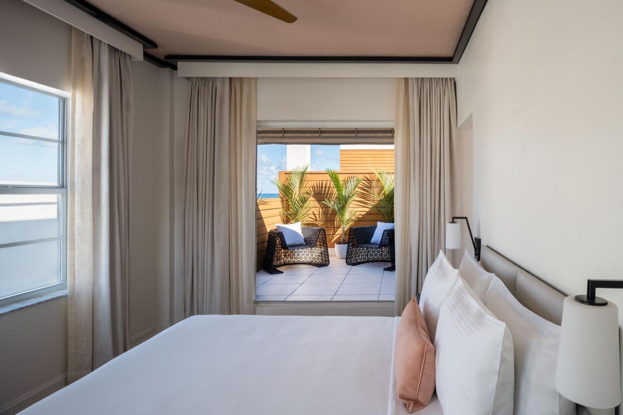 Quarto Premium com Cama Queen-size e Jardim na Cobertura com Vista Parcial do Mar