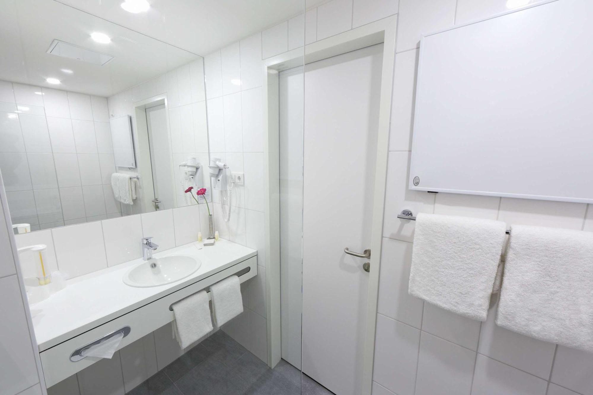 Ruhiges Standard Zweibettzimmer mit Stadtblick