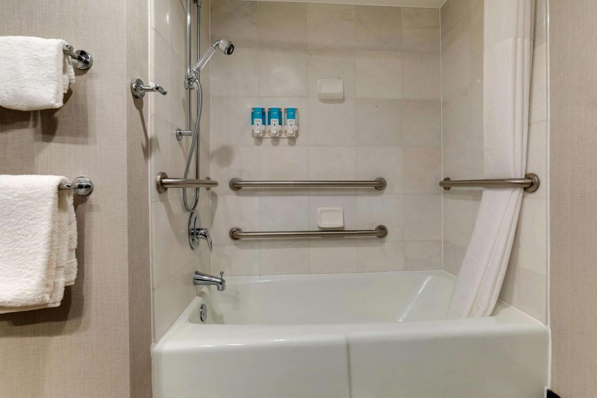 Deluxe Queen Room with Two Queen Beds - Accessible, Tub