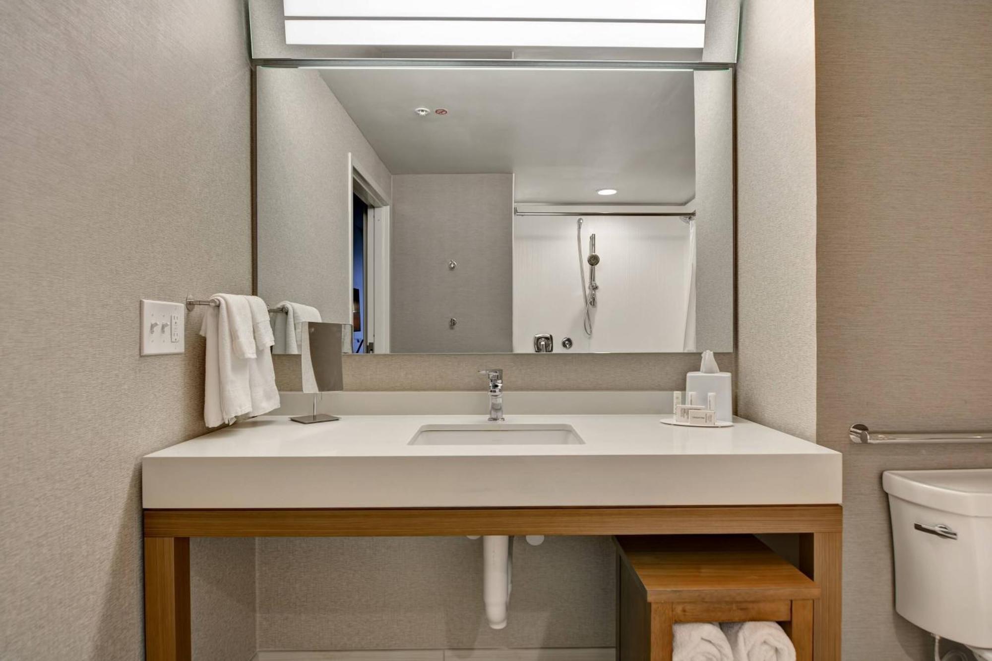 Queen Suite with Two Queen Beds, Bathtub and Sofa Bed - Mobility Access