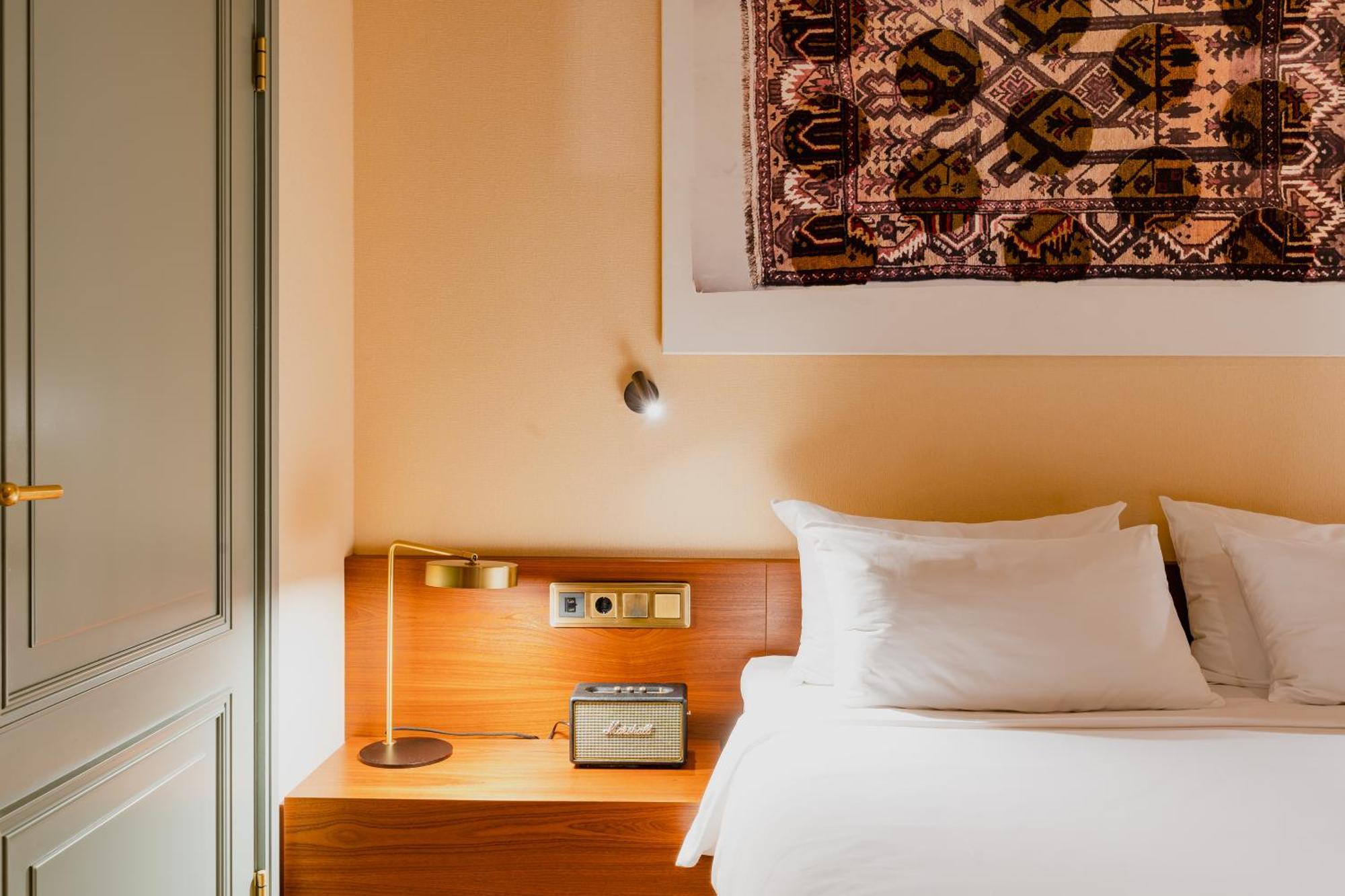 Doppel- oder Zweibettzimmer im Innenbereich, kein direktes Tageslicht