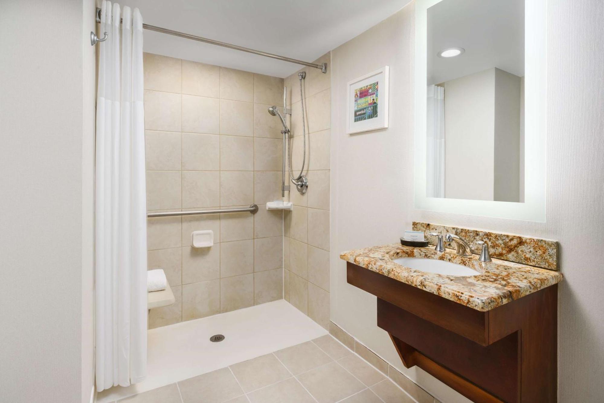 Quarto King com Duche para Pessoas com Mobilidade Condicionada - Acessível a Pessoas com Mobilidade Condicionada - Não Fumador