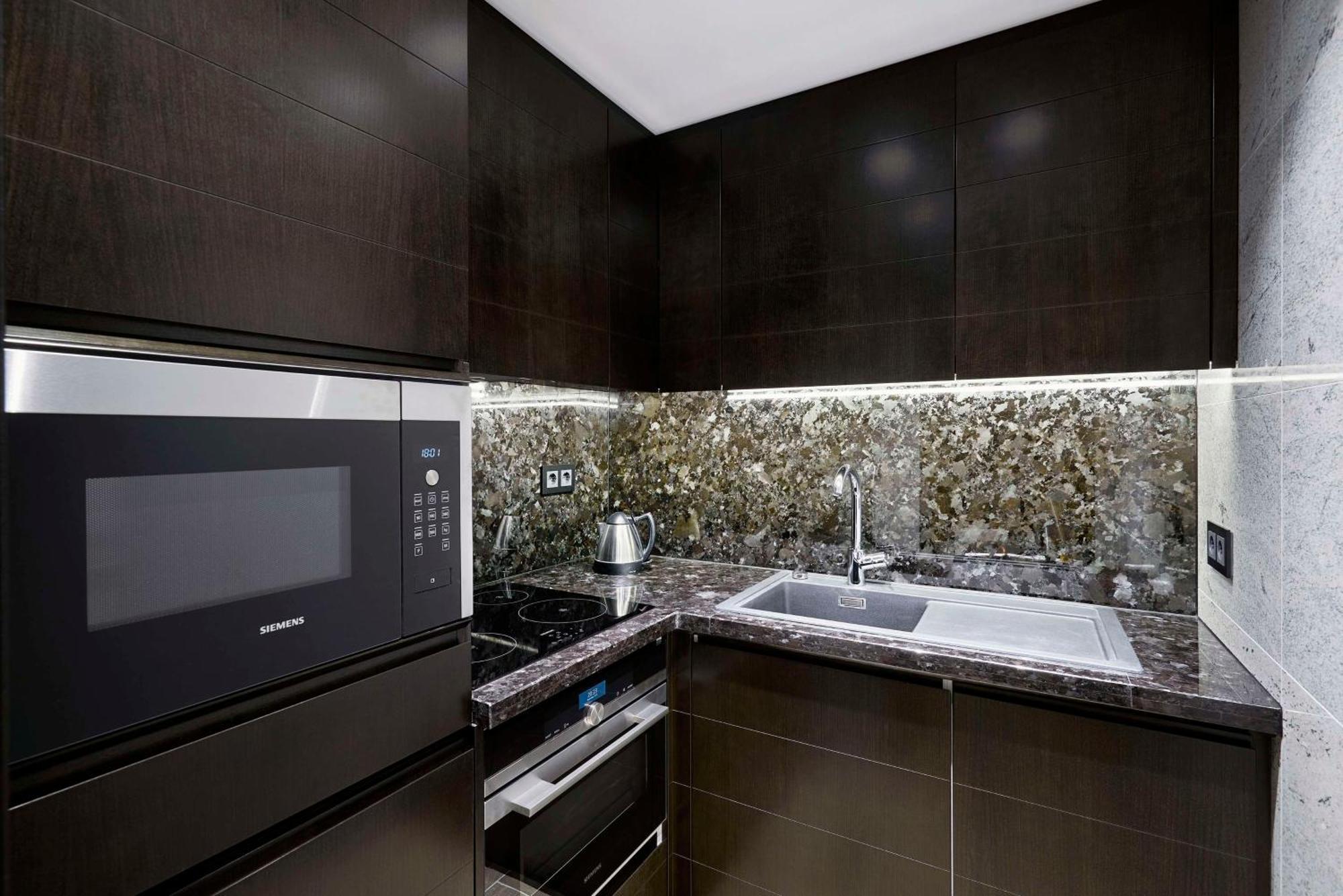 Suite tipo loft de varios niveles con cama extragrande - Vistas a la calle