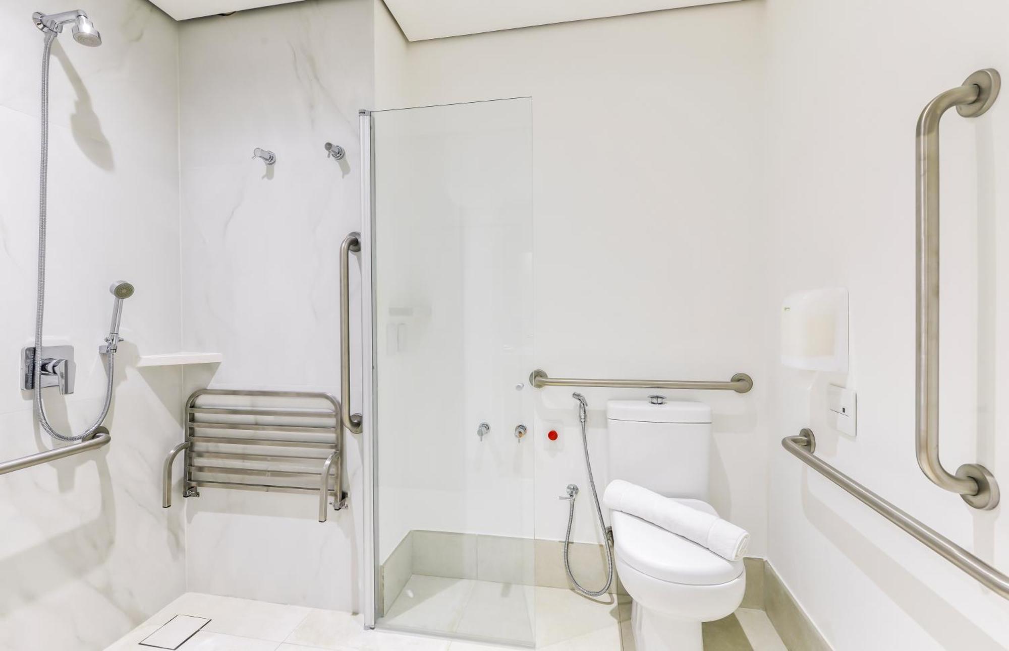 Quarto com Cama Queen-size e Chuveiro Acessível a Cadeirantes - Acessível para Hóspedes com Mobilidade Reduzida