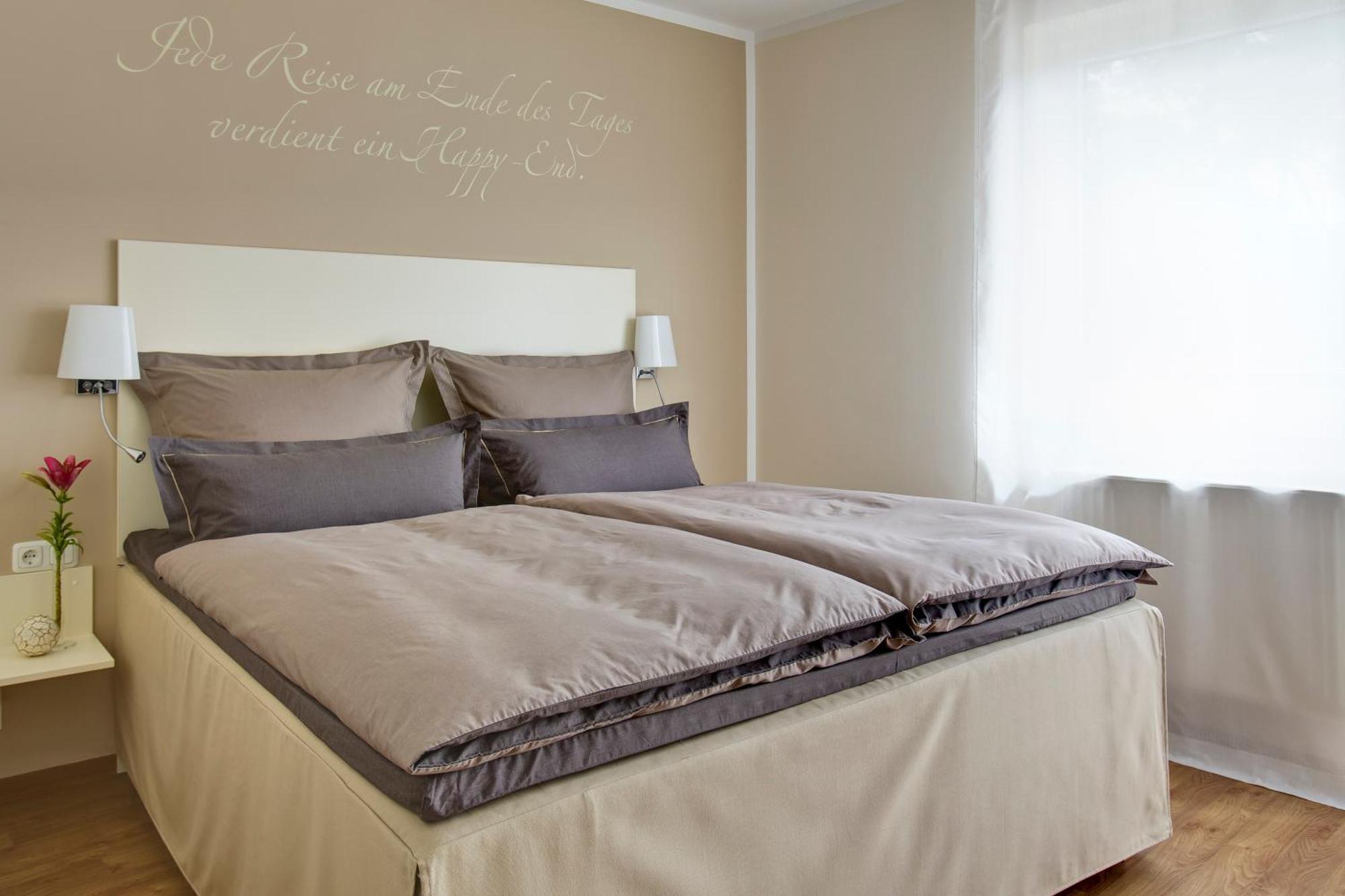 Zimmer mit Kingsize-Bett und Balkon